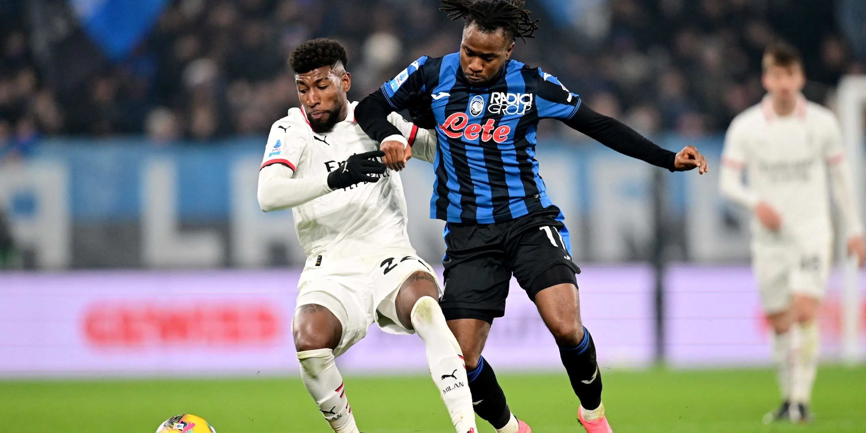 Ademola Lookman (Atalanta) đi bóng trước sự truy cản của Emerson Royal (AC Milan) trong một trận đấu tại Serie A