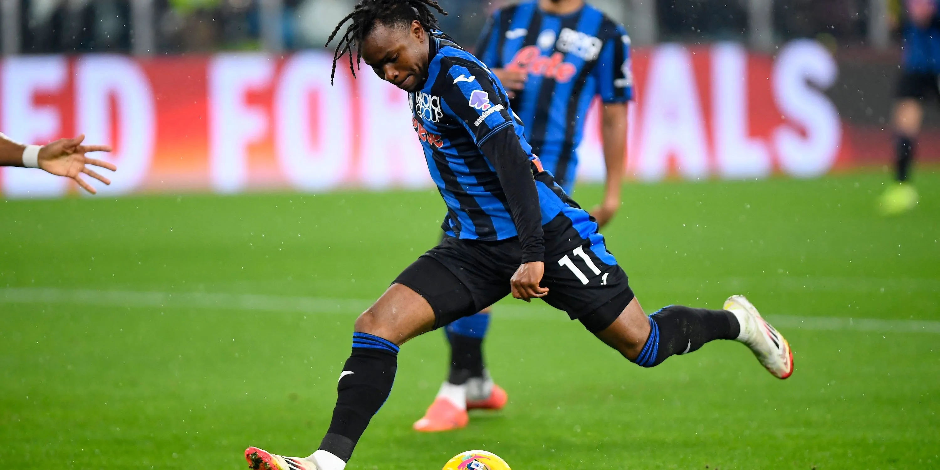 Ademola Lookman đi bóng trong màu áo Atalanta