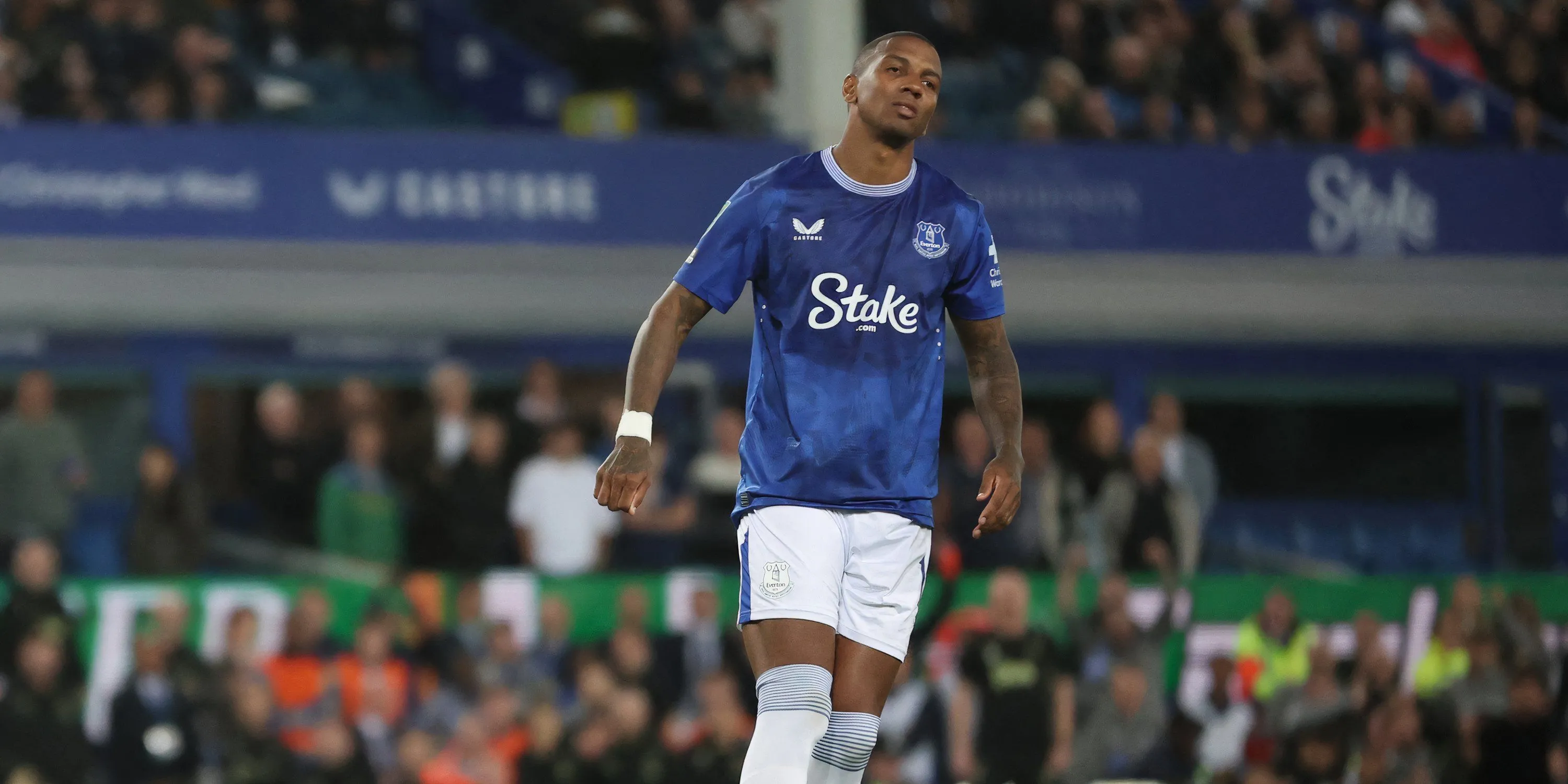 Ashley Young tỏ ra thất vọng trong màu áo Everton