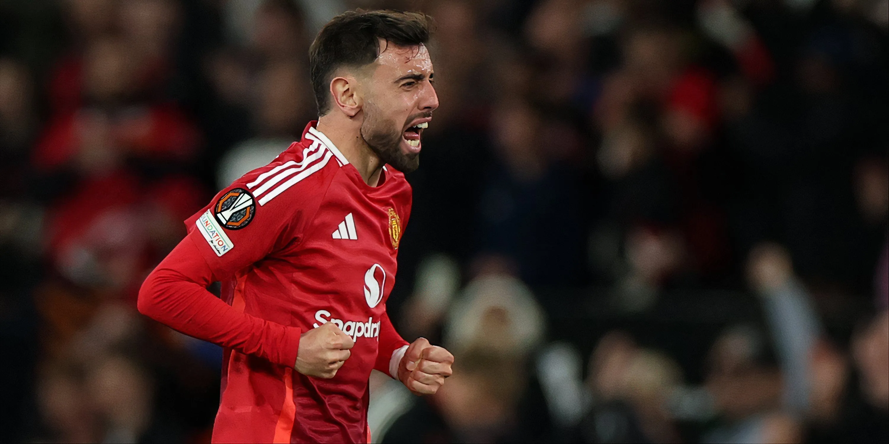 Bruno Fernandes ăn mừng bàn thắng cho Manchester United