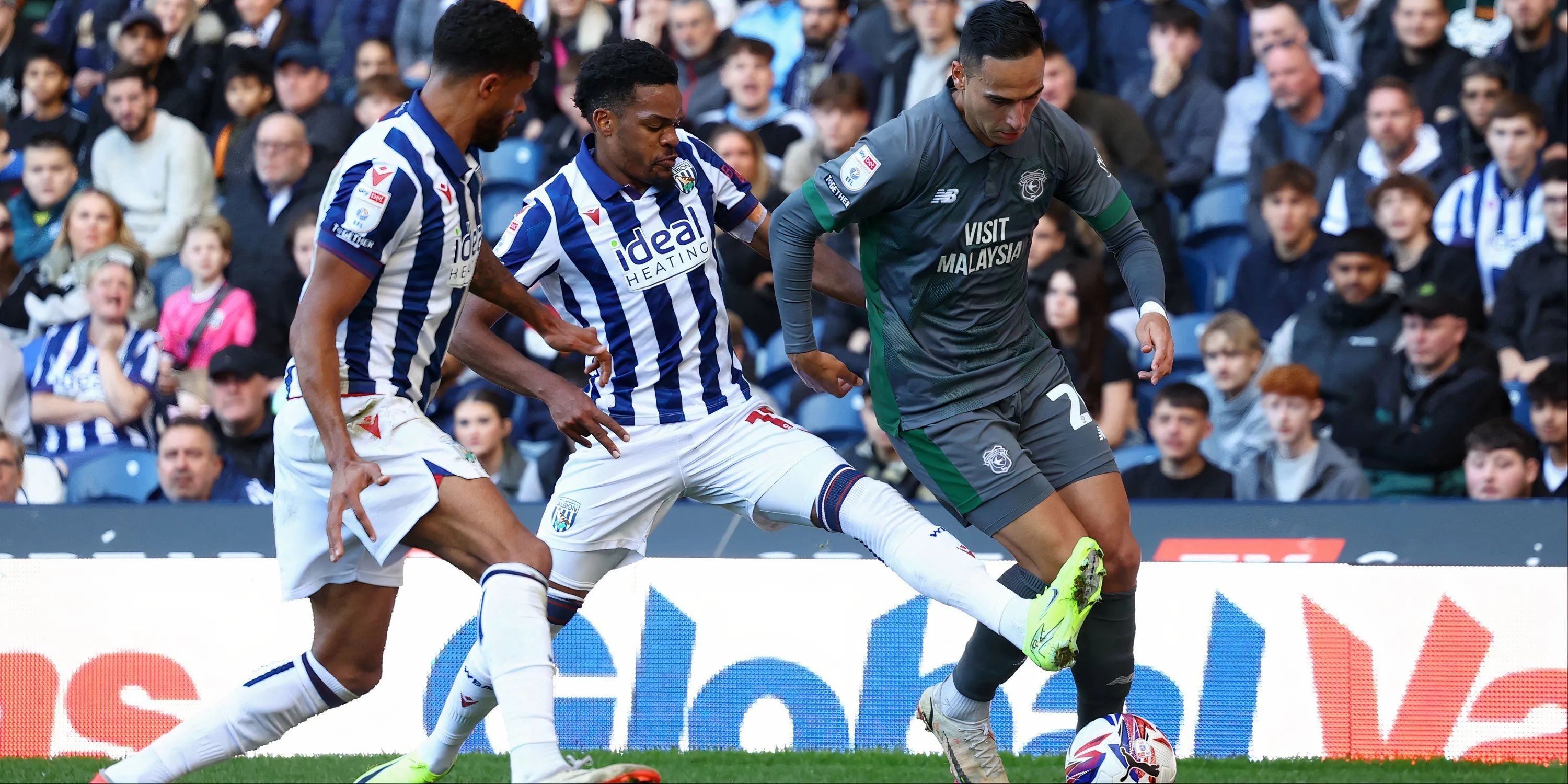 Cầu thủ chạy cánh Grady Diangana của West Brom trong một pha đi bóng