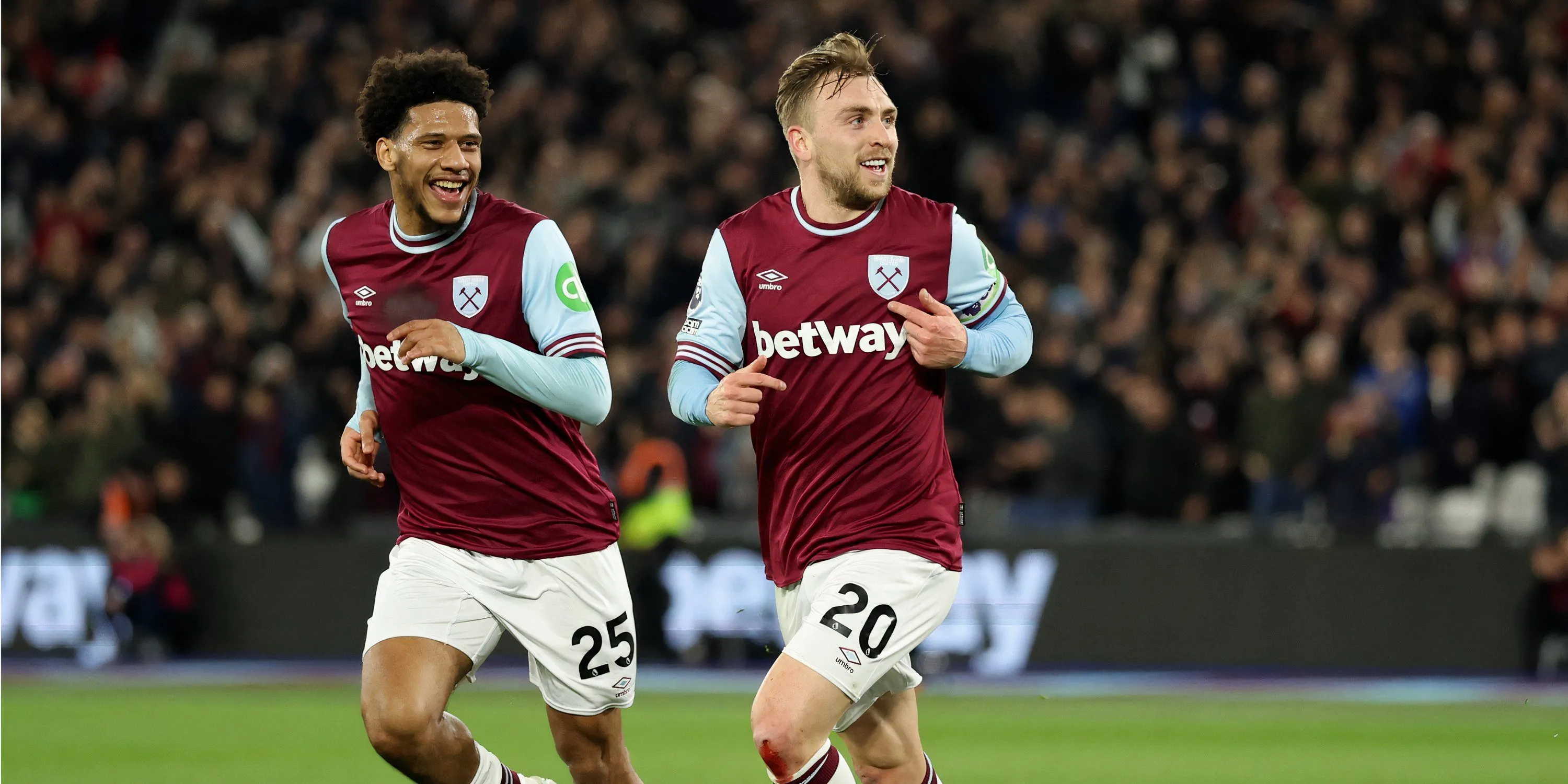 Jarrod Bowen ăn mừng bàn thắng trong màu áo West Ham United