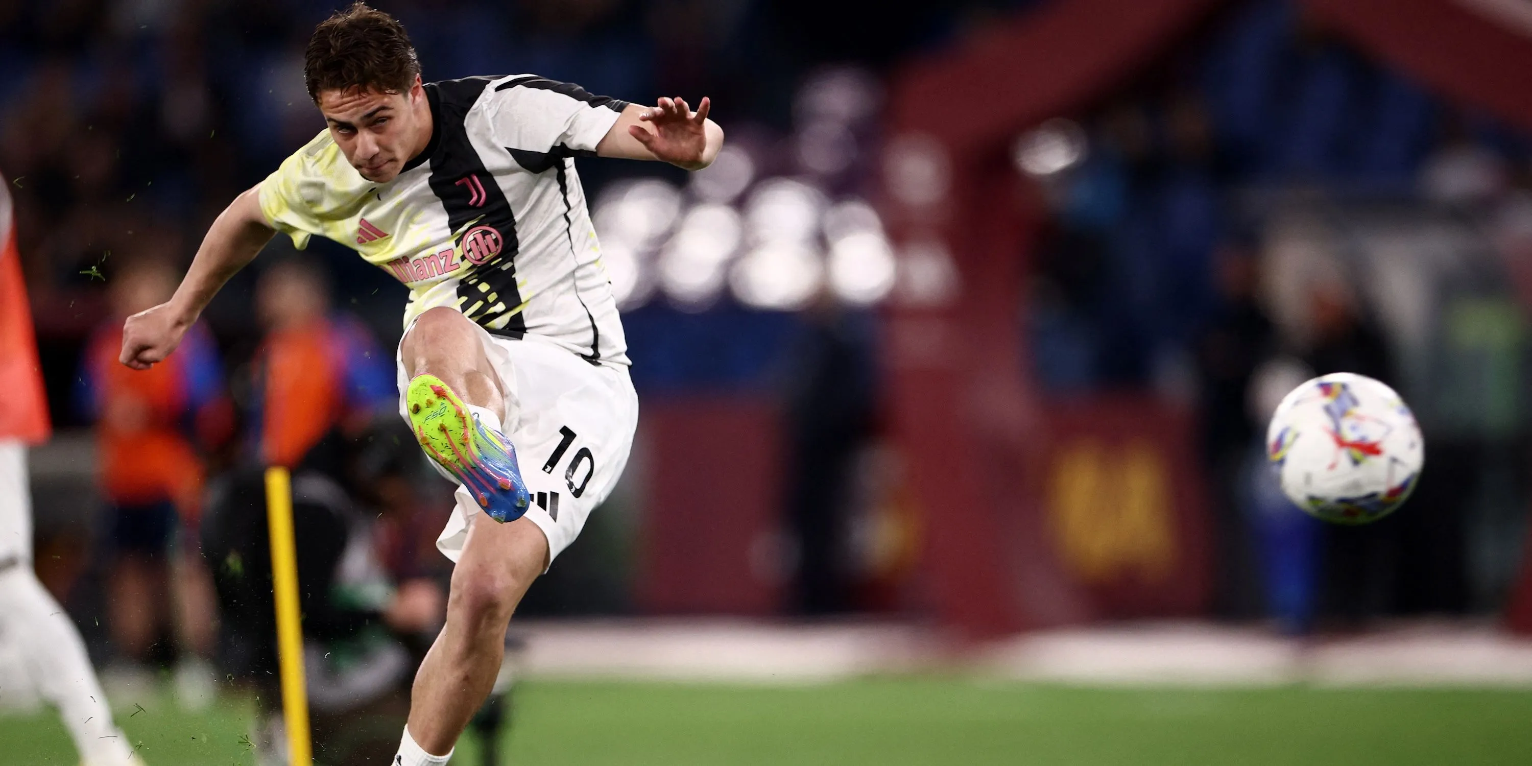 Kenan Yildiz của Juventus trong lúc khởi động