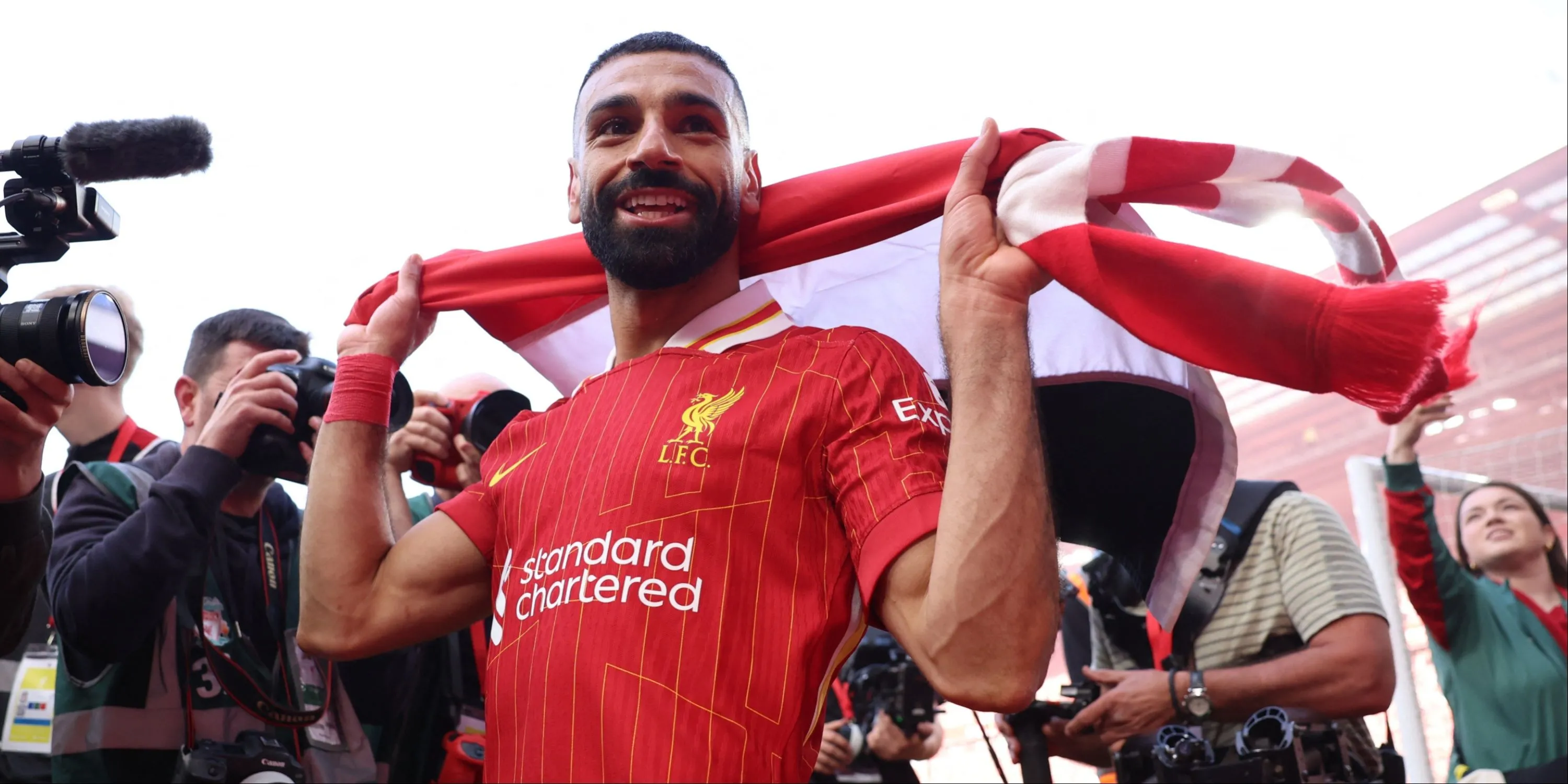 Mohamed Salah chia vui cùng các đồng đội Liverpool sau một chiến thắng