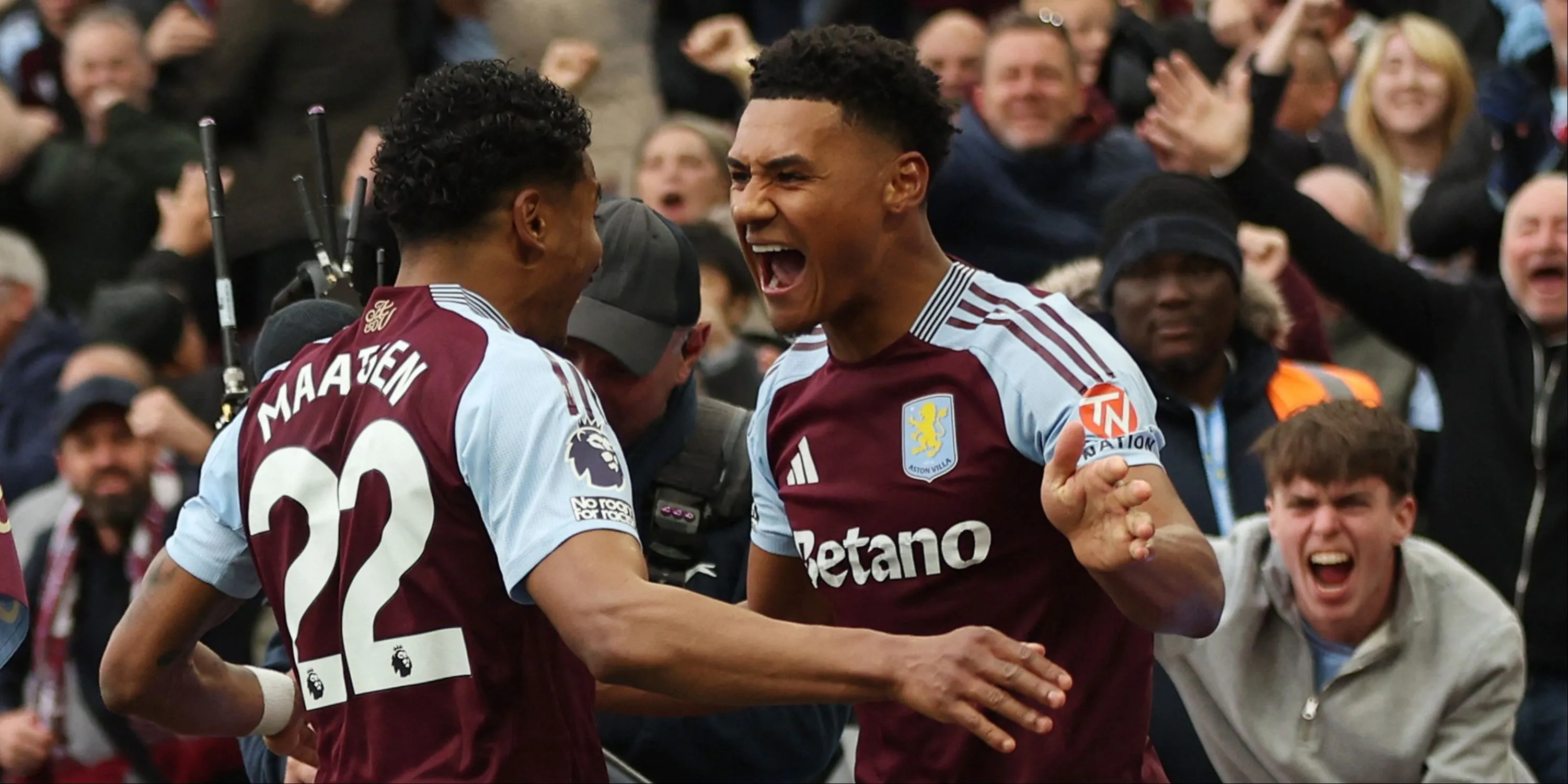 Ollie Watkins của Aston Villa trong một pha tranh chấp