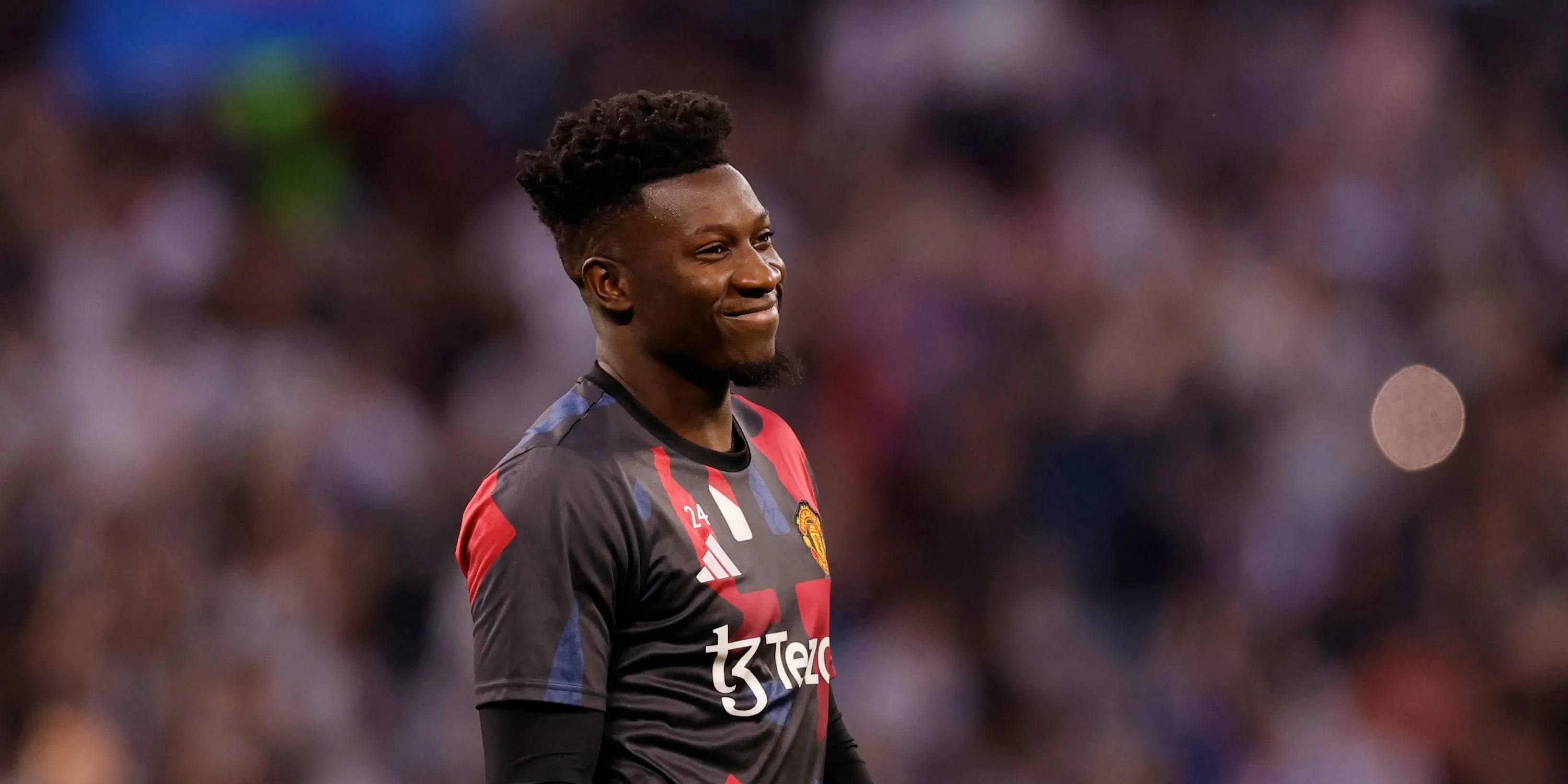 Thủ môn Andre Onana của Manchester United khởi động trước trận đấu