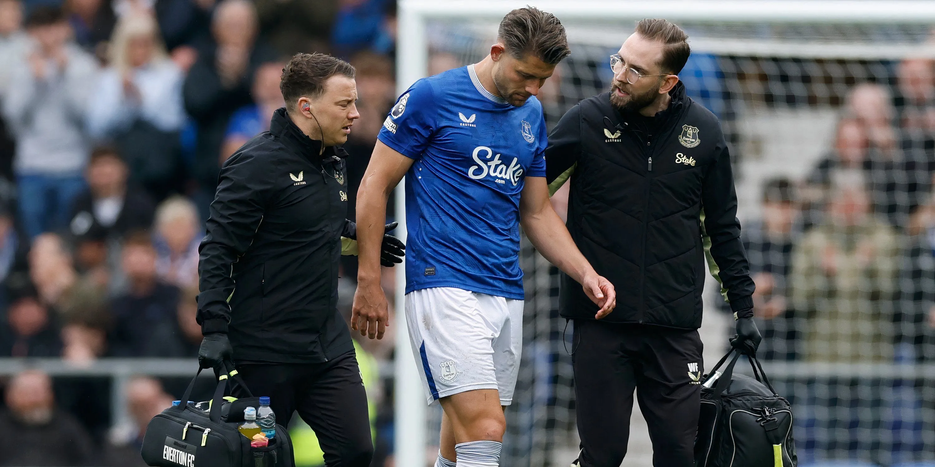 Trung vệ James Tarkowski của Everton rời sân vì chấn thương gân kheo