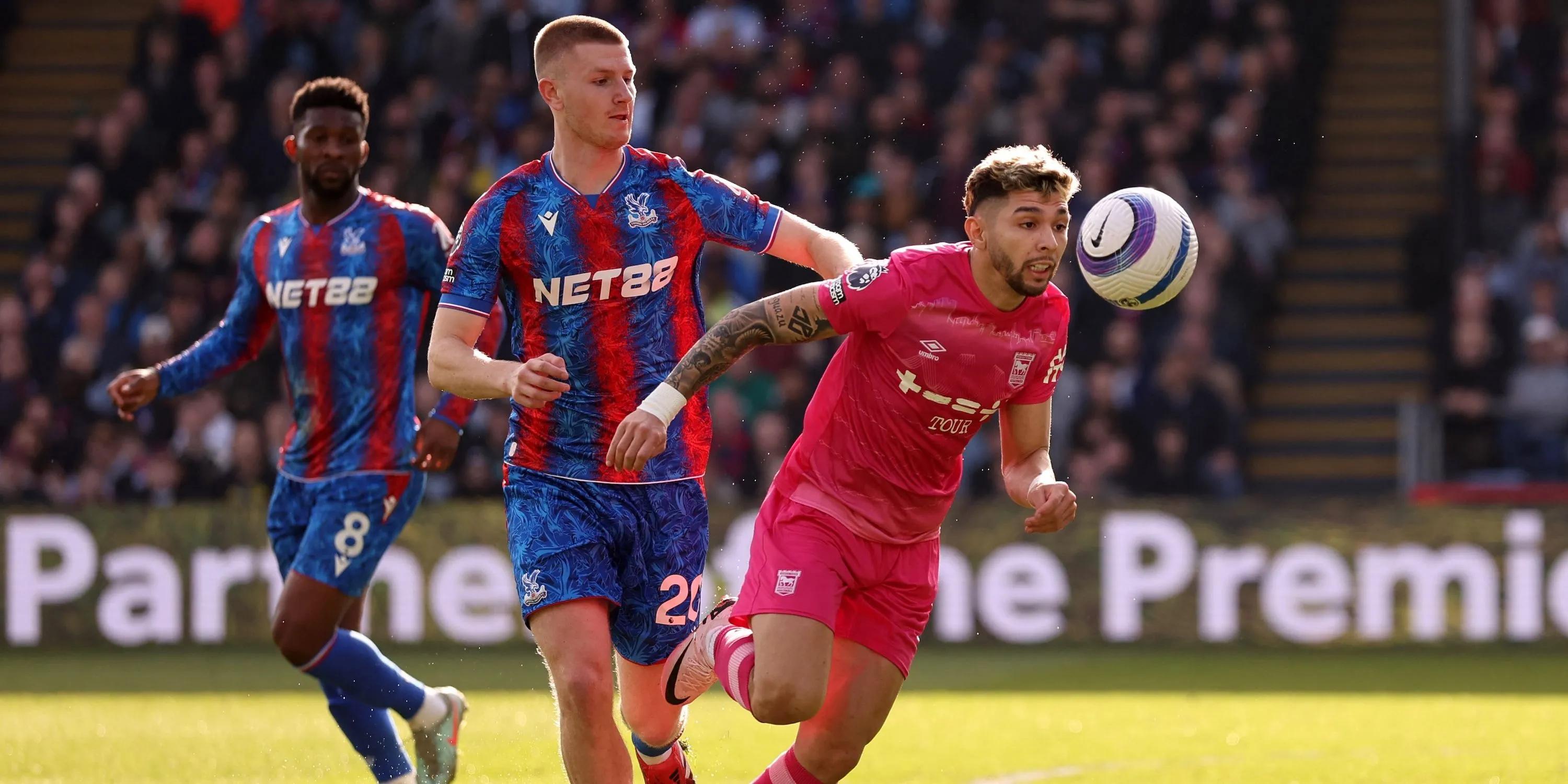 Adam Wharton của Crystal Palace trong trận đấu