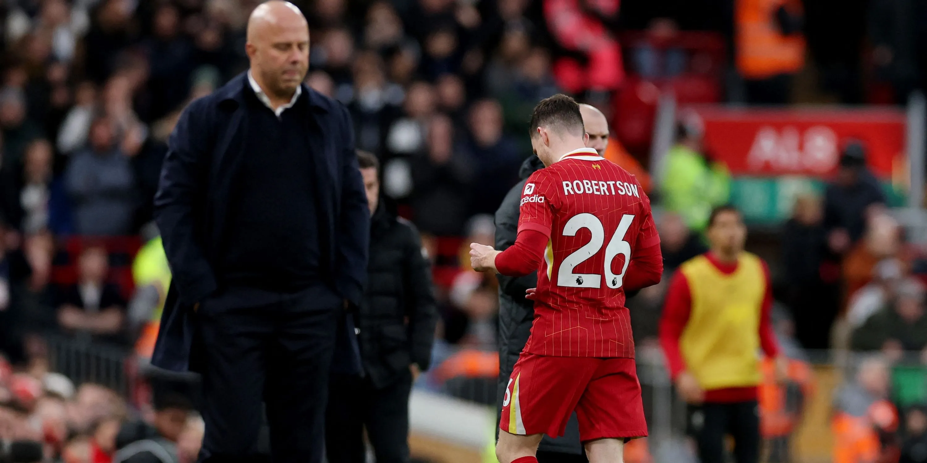 Andrew Robertson rời sân sau khi nhận thẻ đỏ trong màu áo Liverpool