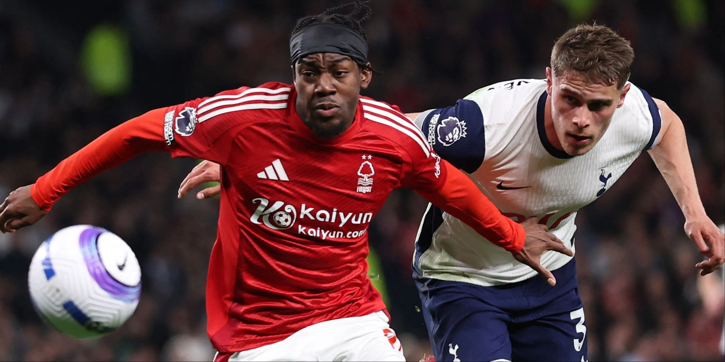 Anthony Elanga của Forest đối đầu Micky van de Ven của Spurs
