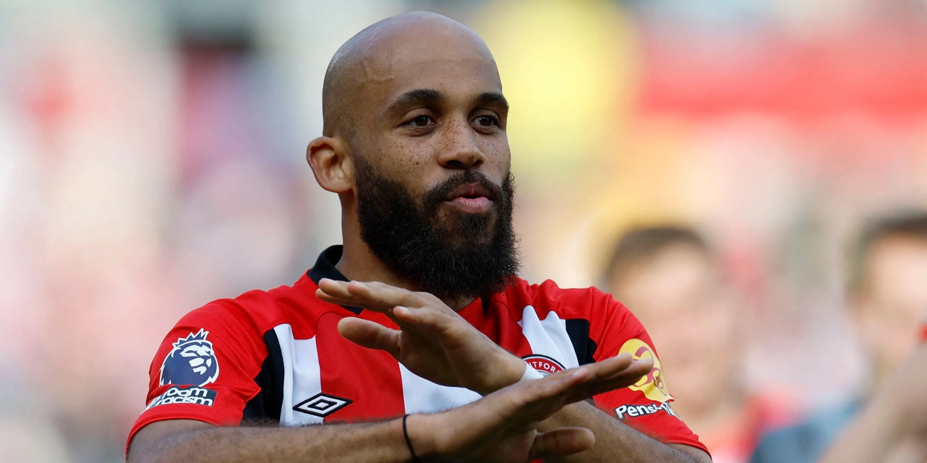 Bryan Mbeumo của Brentford ăn mừng sau trận đấu, cho thấy phong độ ấn tượng