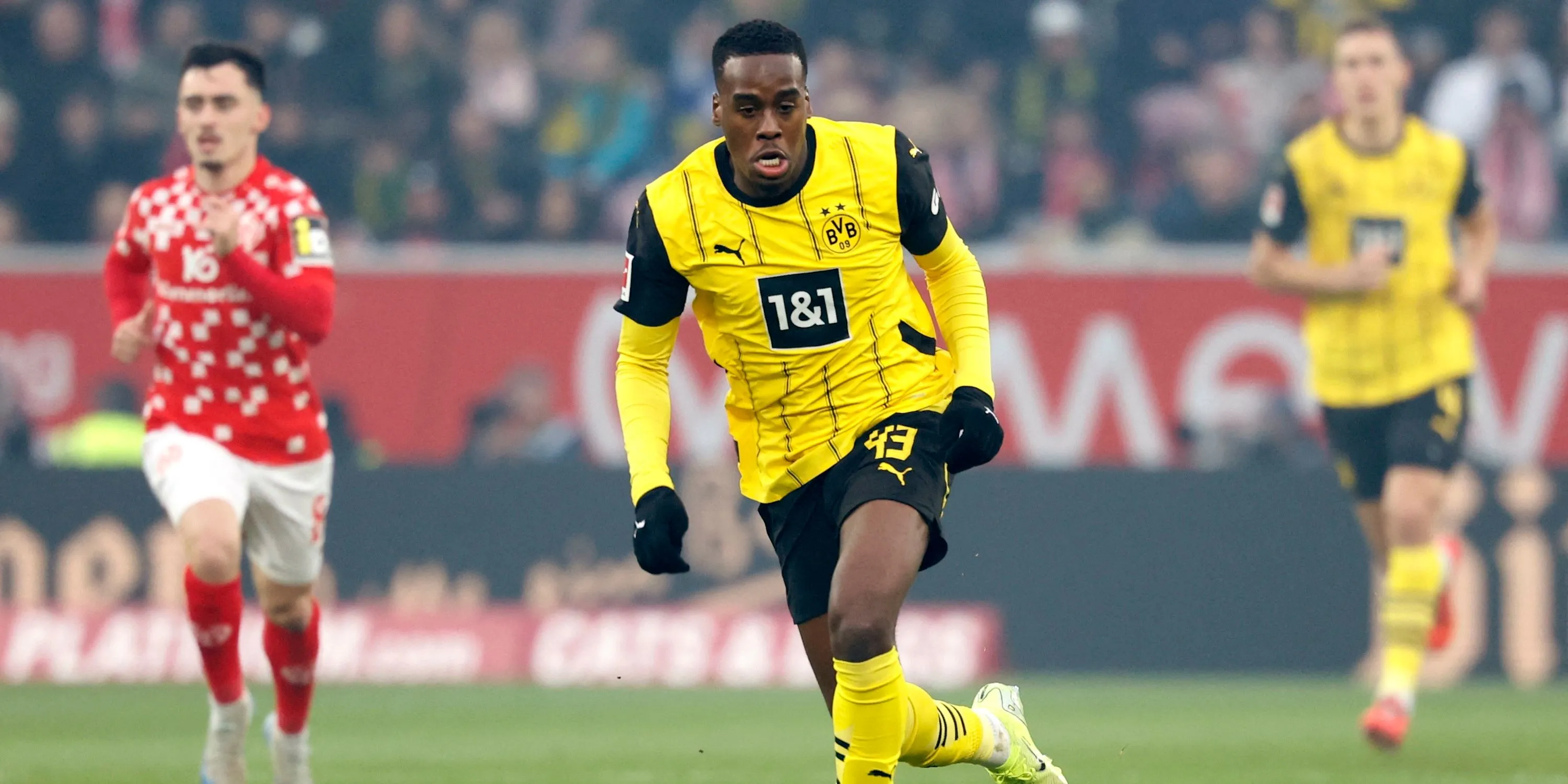 Cầu thủ chạy cánh Jamie Bynoe-Gittens của Borussia Dortmund trong một pha đi bóng kỹ thuật