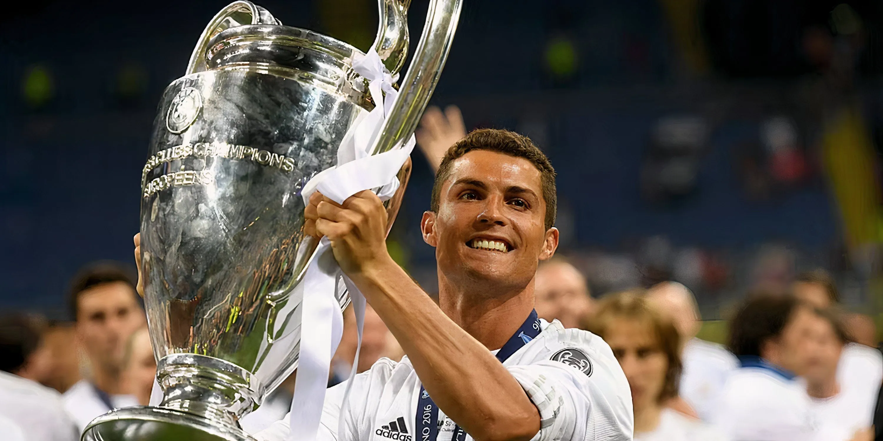 Cristiano Ronaldo ăn mừng cuồng nhiệt sau khi vô địch Champions League