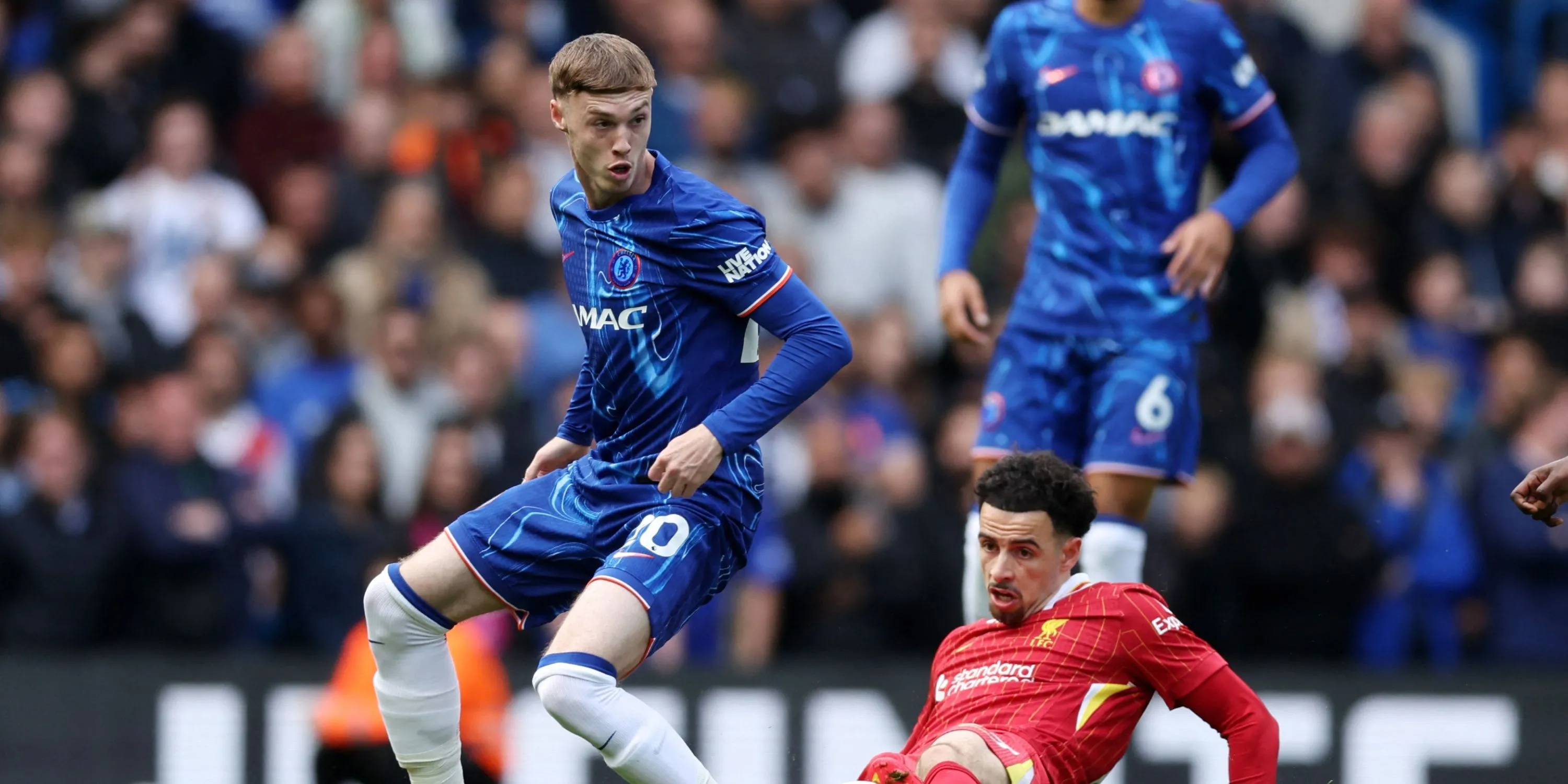 Curtis Jones (Liverpool) tranh chấp bóng với Cole Palmer (Chelsea) trong trận đấu