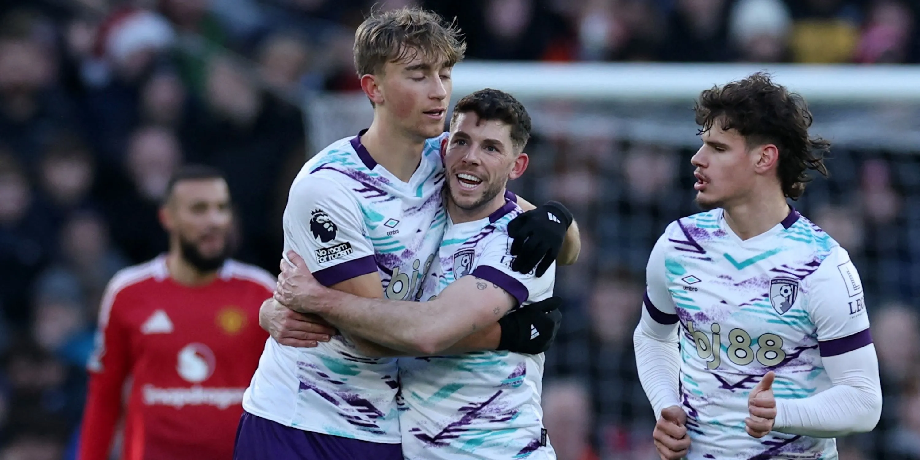 Dean Huijsen (giữa) ăn mừng bàn thắng cùng đồng đội Bournemouth