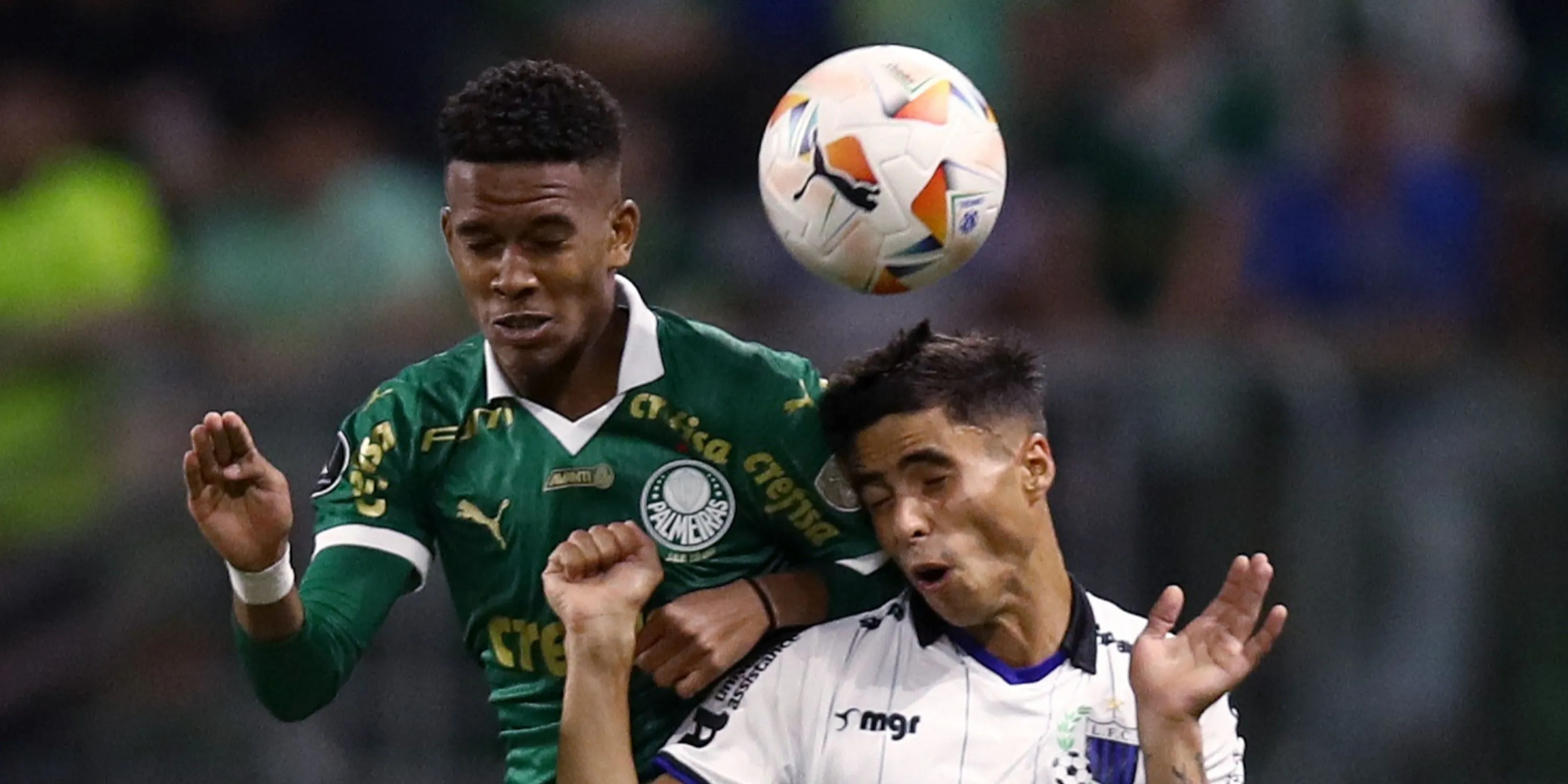 Estêvão Willian đi bóng trong trận đấu tại giải Brasileirão cho Palmeiras