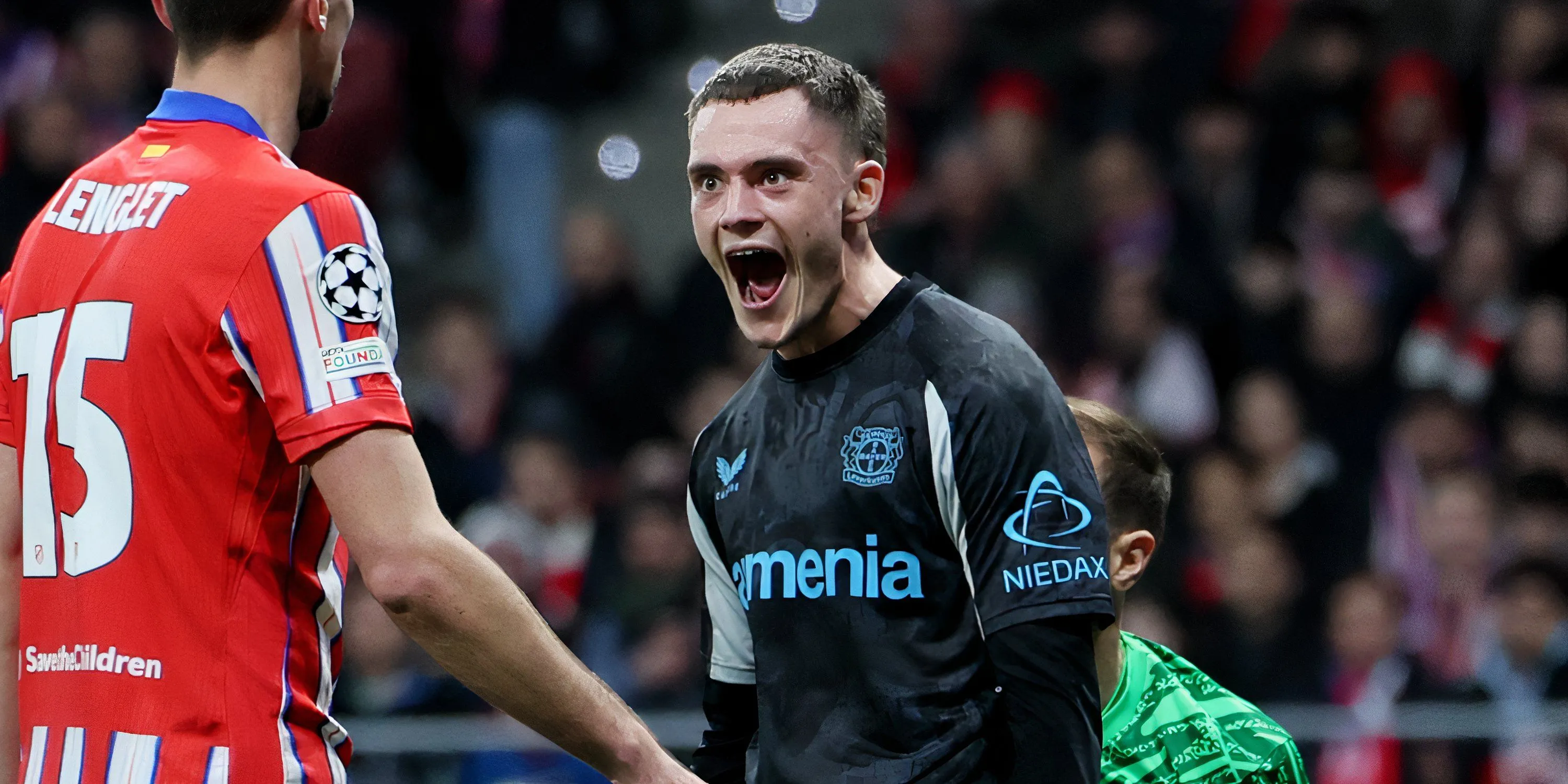 Florian Wirtz thi đấu cho Bayer Leverkusen trong trận gặp Atletico.