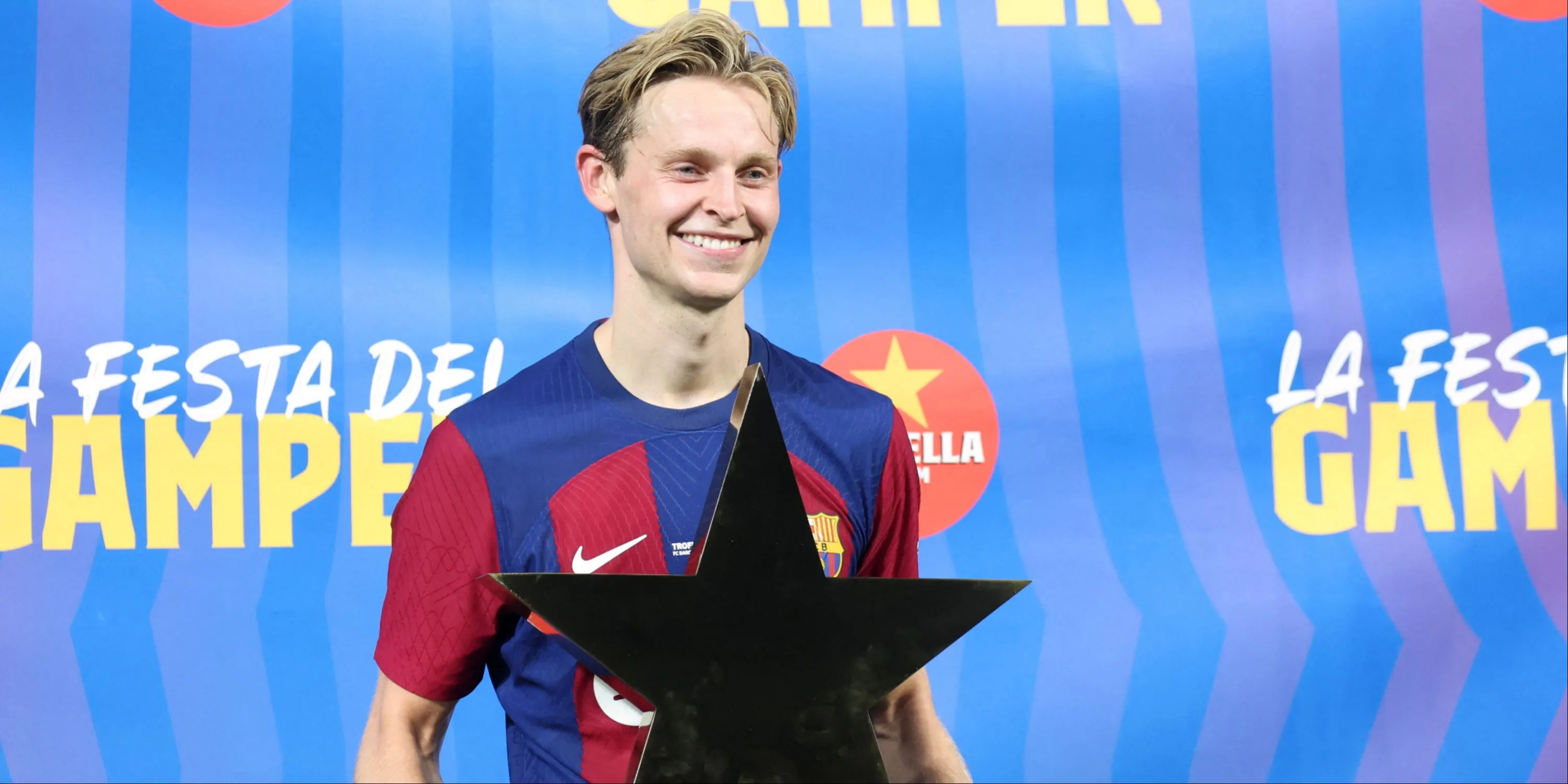 Frenkie de Jong thi đấu cho Barcelona, thể hiện tiềm năng lớn