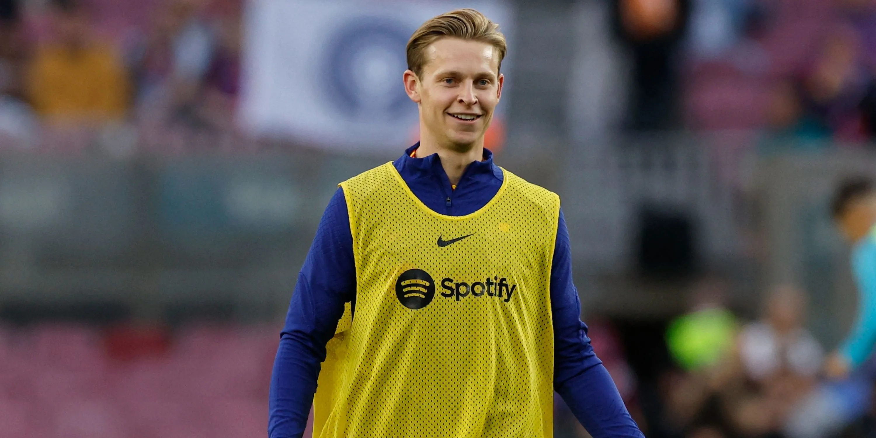 Frenkie de Jong trong màu áo Barcelona, mục tiêu của Man City và Man United