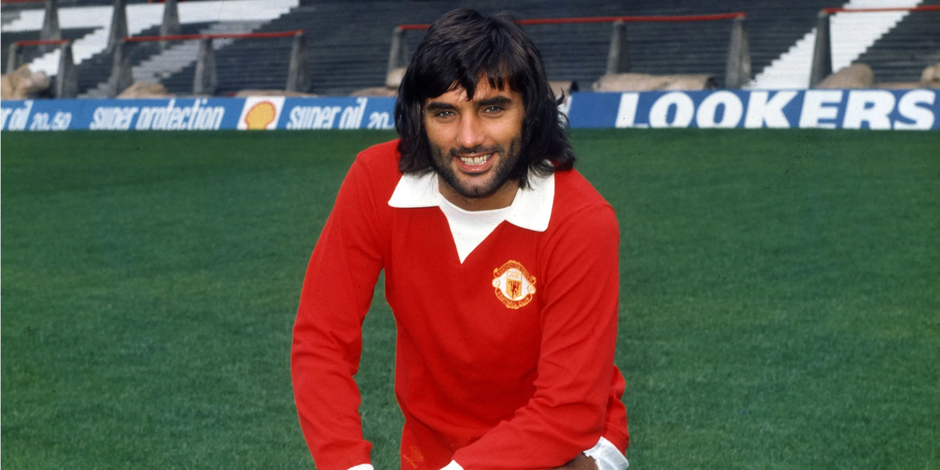 George Best rê bóng ma thuật trong màu áo Manchester United