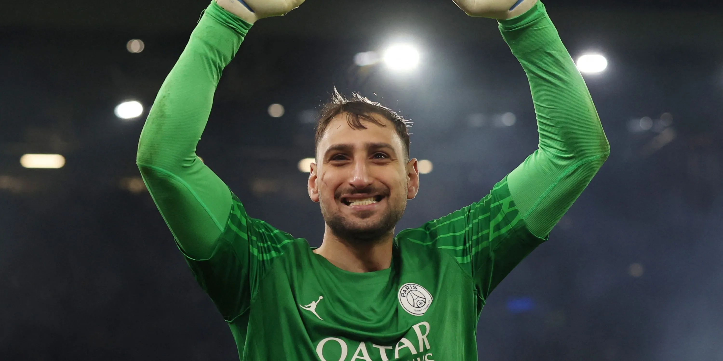 Gianluigi Donnarumma trong màu áo PSG, thể hiện sự chắc chắn trong khung gỗ.