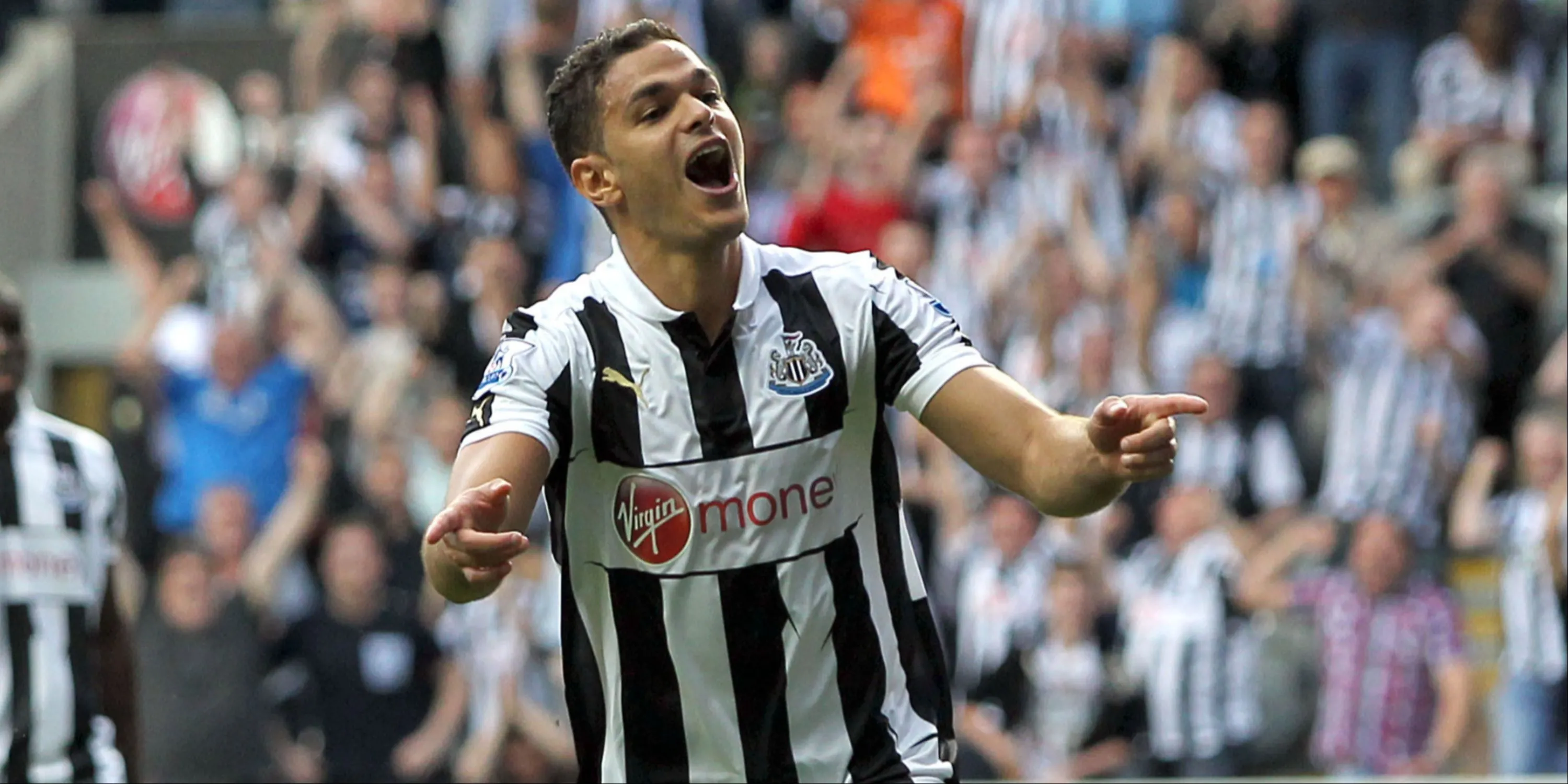 Hatem Ben Arfa đi bóng lắt léo qua hàng phòng ngự đối phương