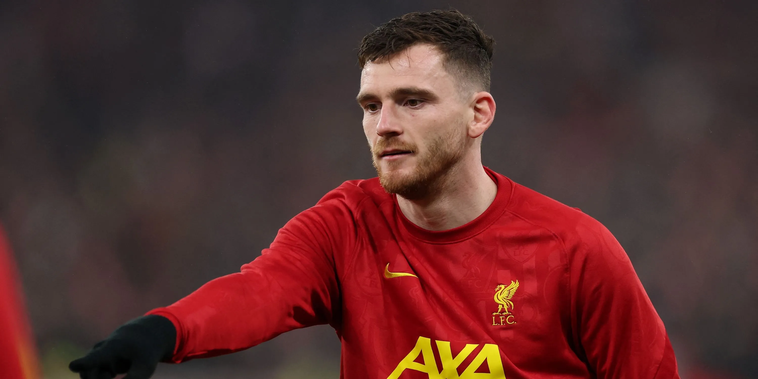 Hậu vệ Andrew Robertson của Liverpool trong lúc khởi động trước trận đấu