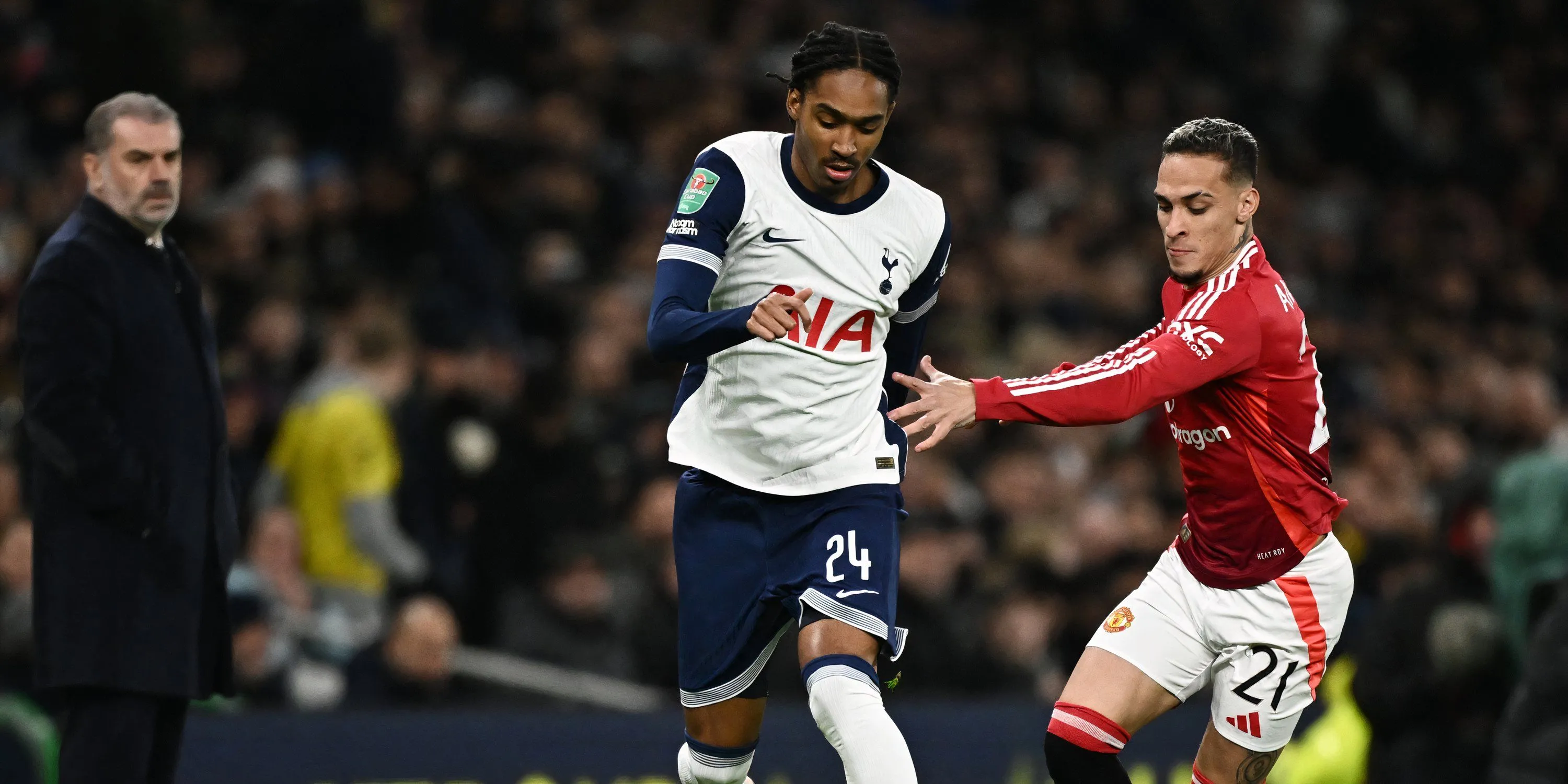 Hậu vệ Djed Spence trong màu áo Tottenham Hotspur thi đấu tại Ngoại hạng Anh.