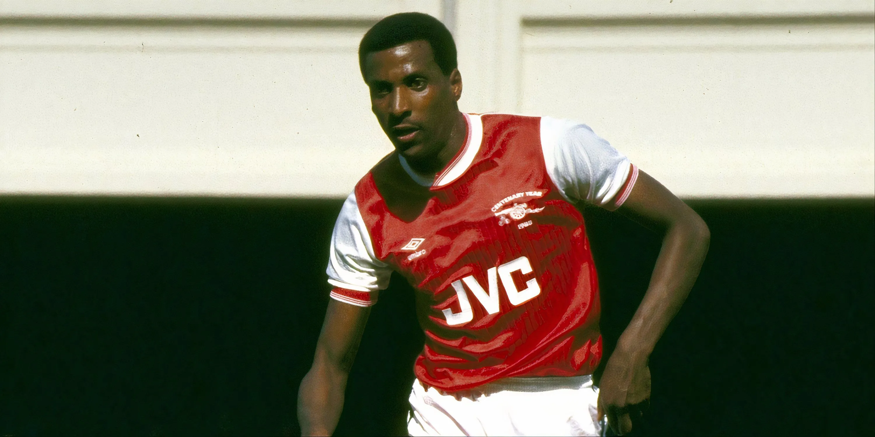 Hậu vệ phải Viv Anderson khi còn thi đấu cho Arsenal