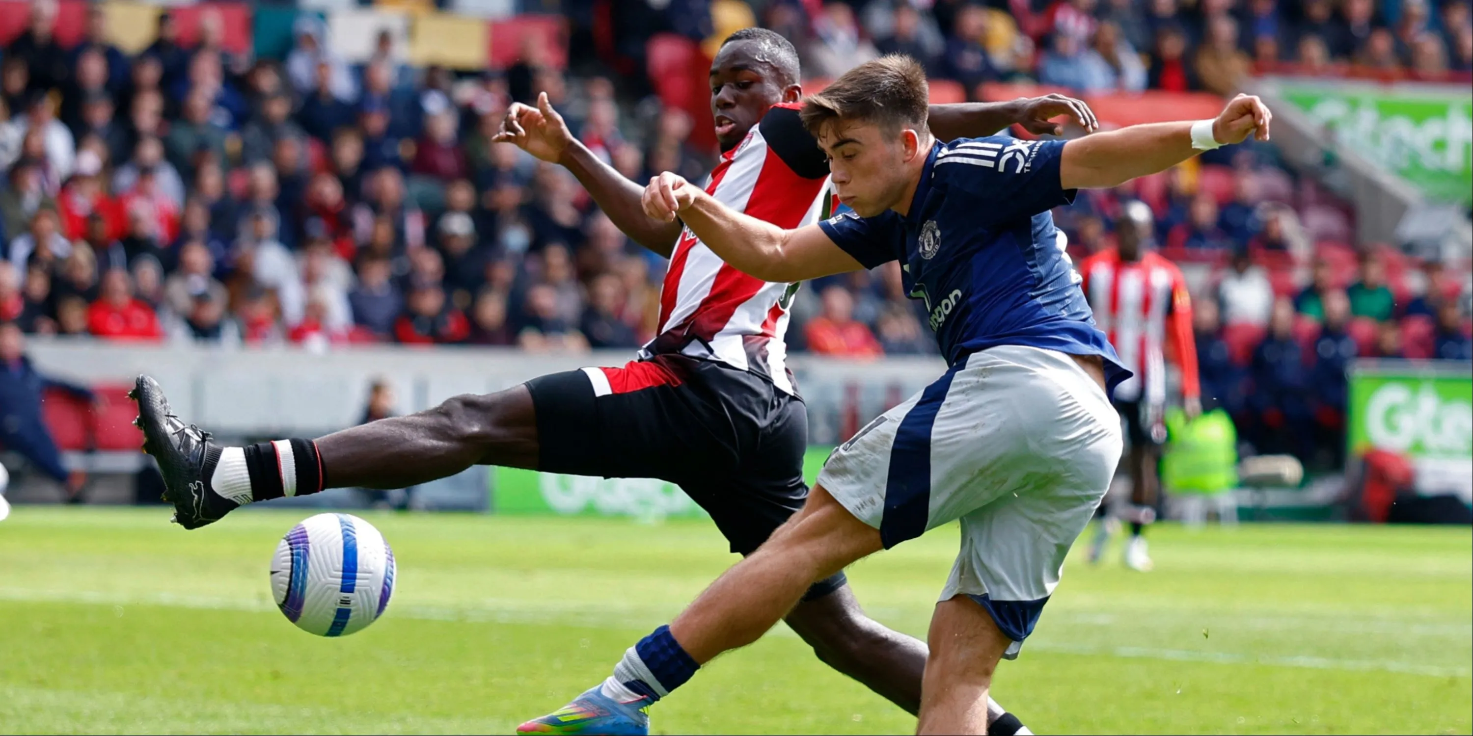 Hậu vệ trẻ Harry Amass gặp khó khăn trước sức ép của Brentford