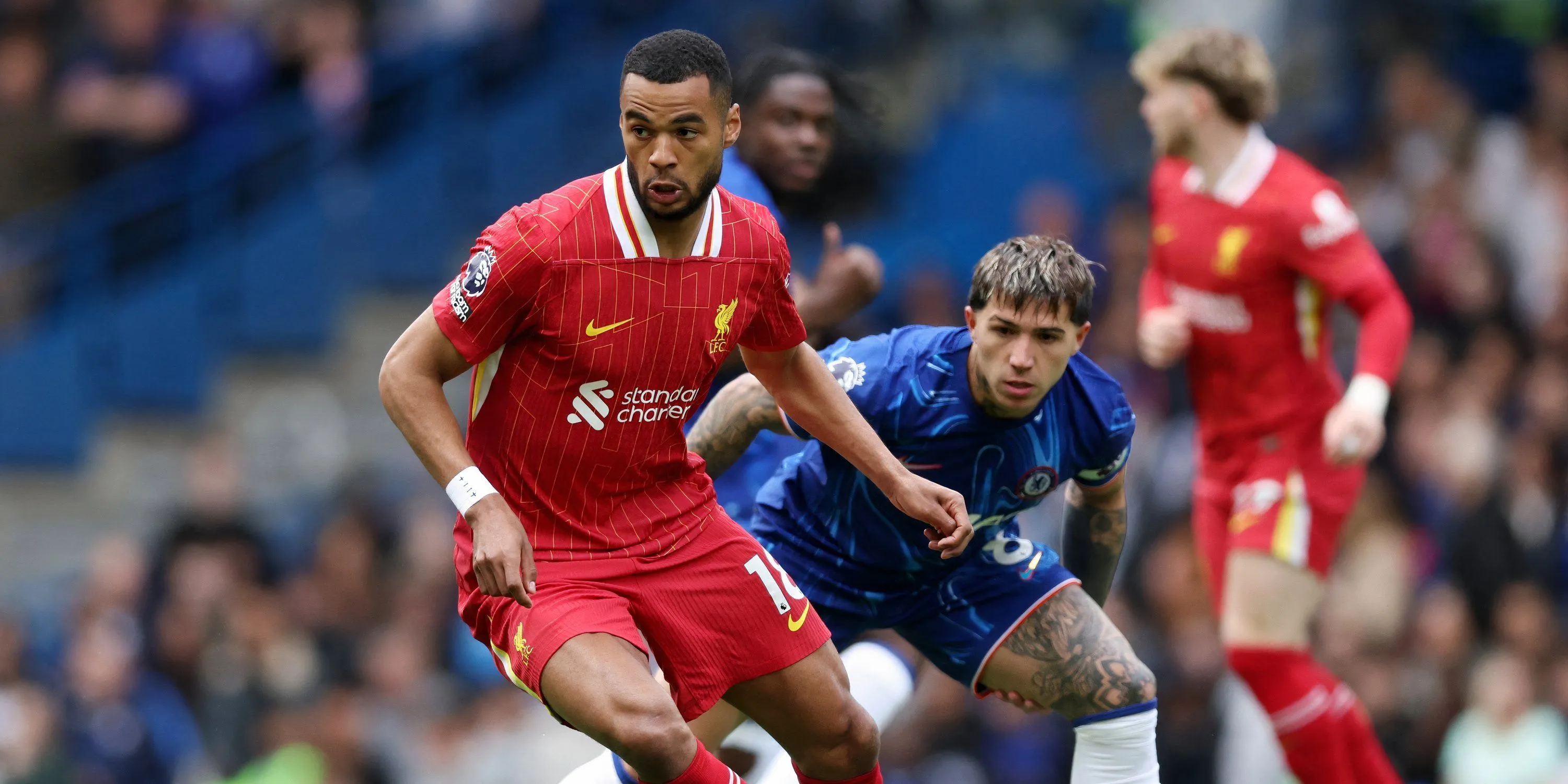 HLV Enzo Maresca chỉ đạo các cầu thủ Chelsea trong trận đấu