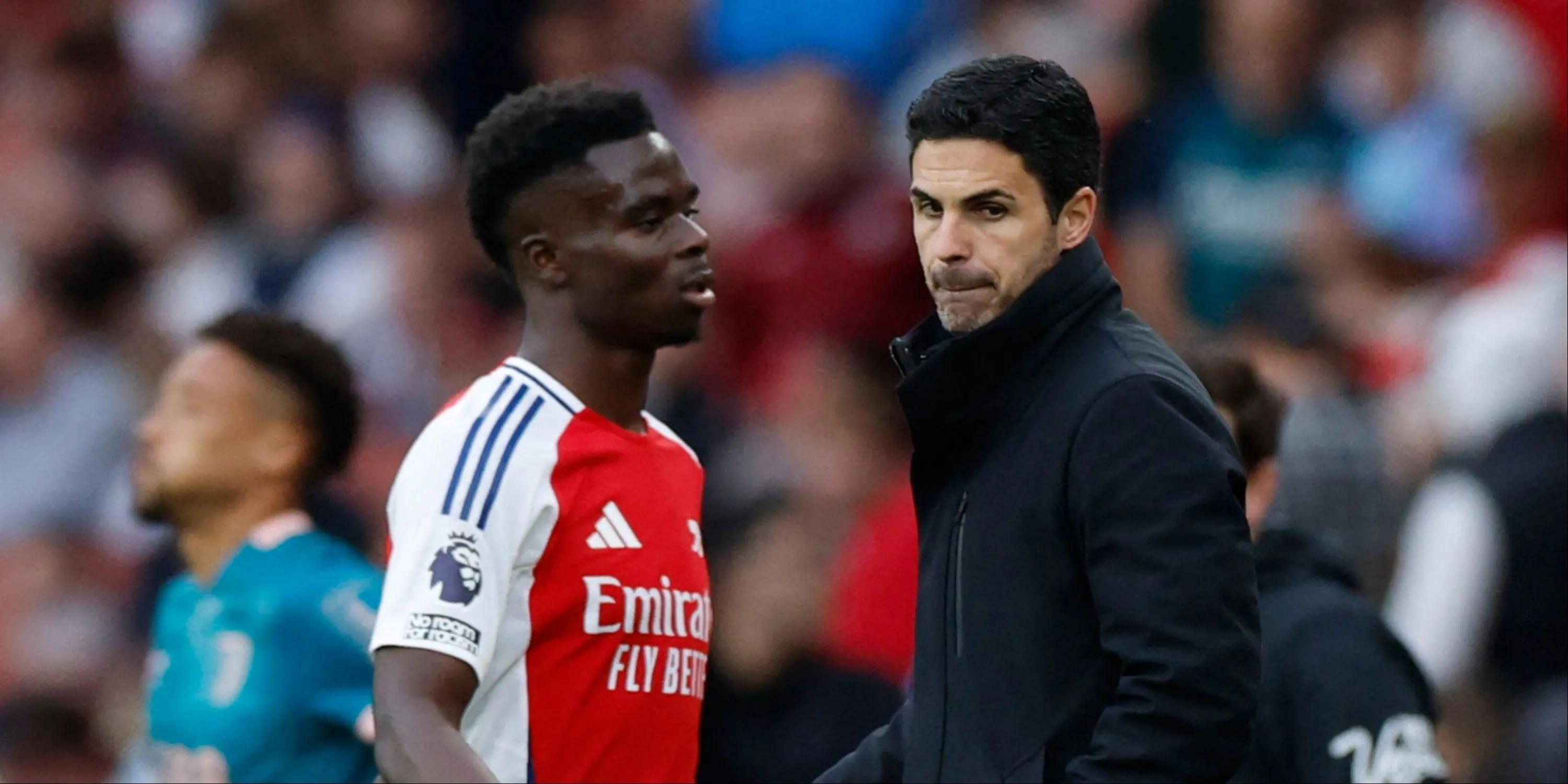 HLV Mikel Arteta trao đổi chiến thuật với Bukayo Saka bên ngoài đường biên