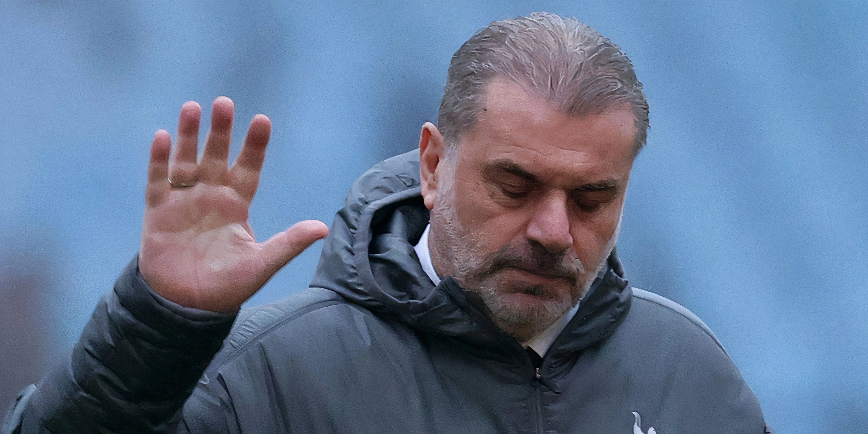 HLV Tottenham Ange Postecoglou ra dấu chỉ đạo trong một trận đấu.