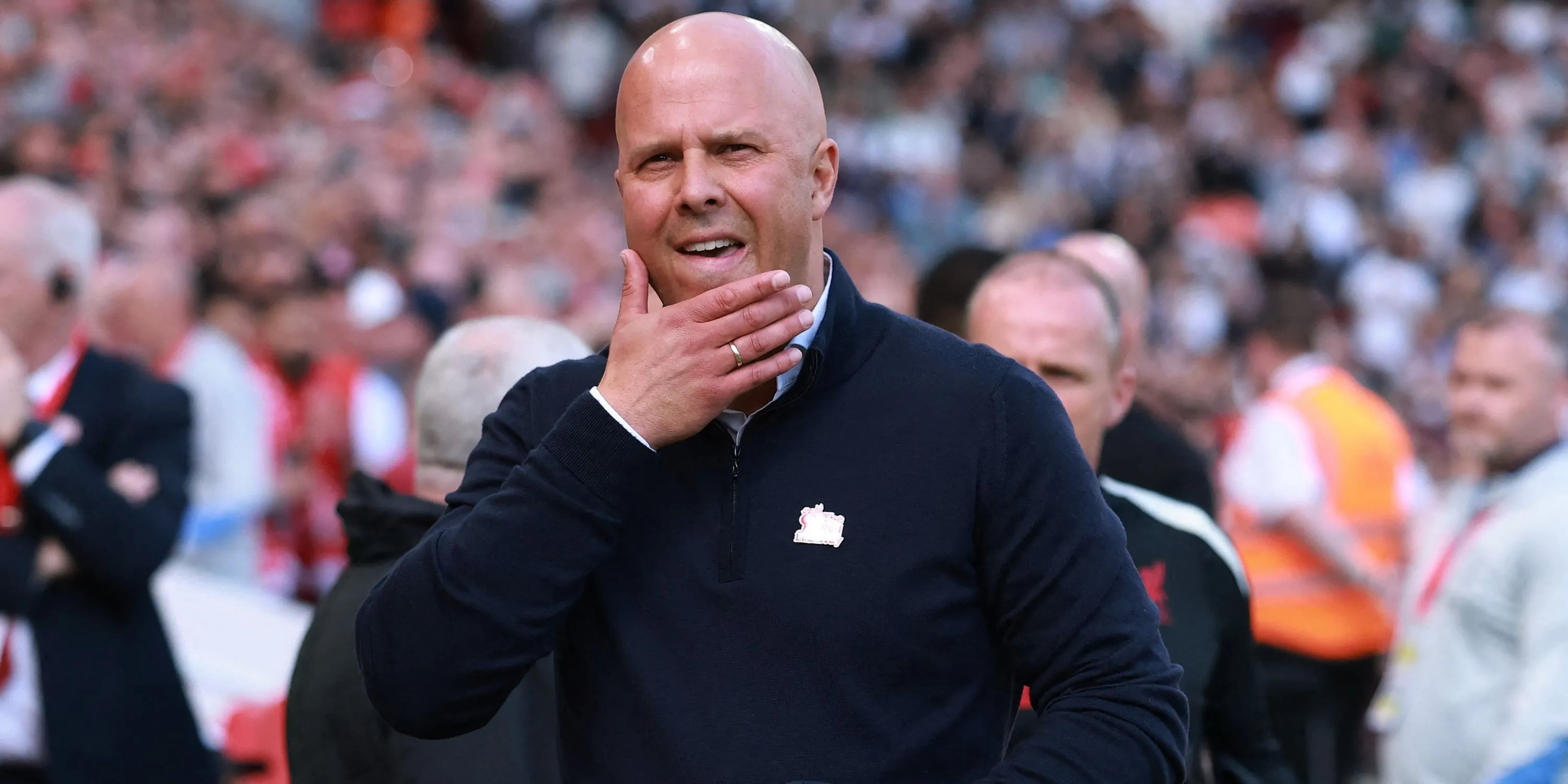 Huấn luyện viên Arne Slot của Liverpool quan sát trận đấu
