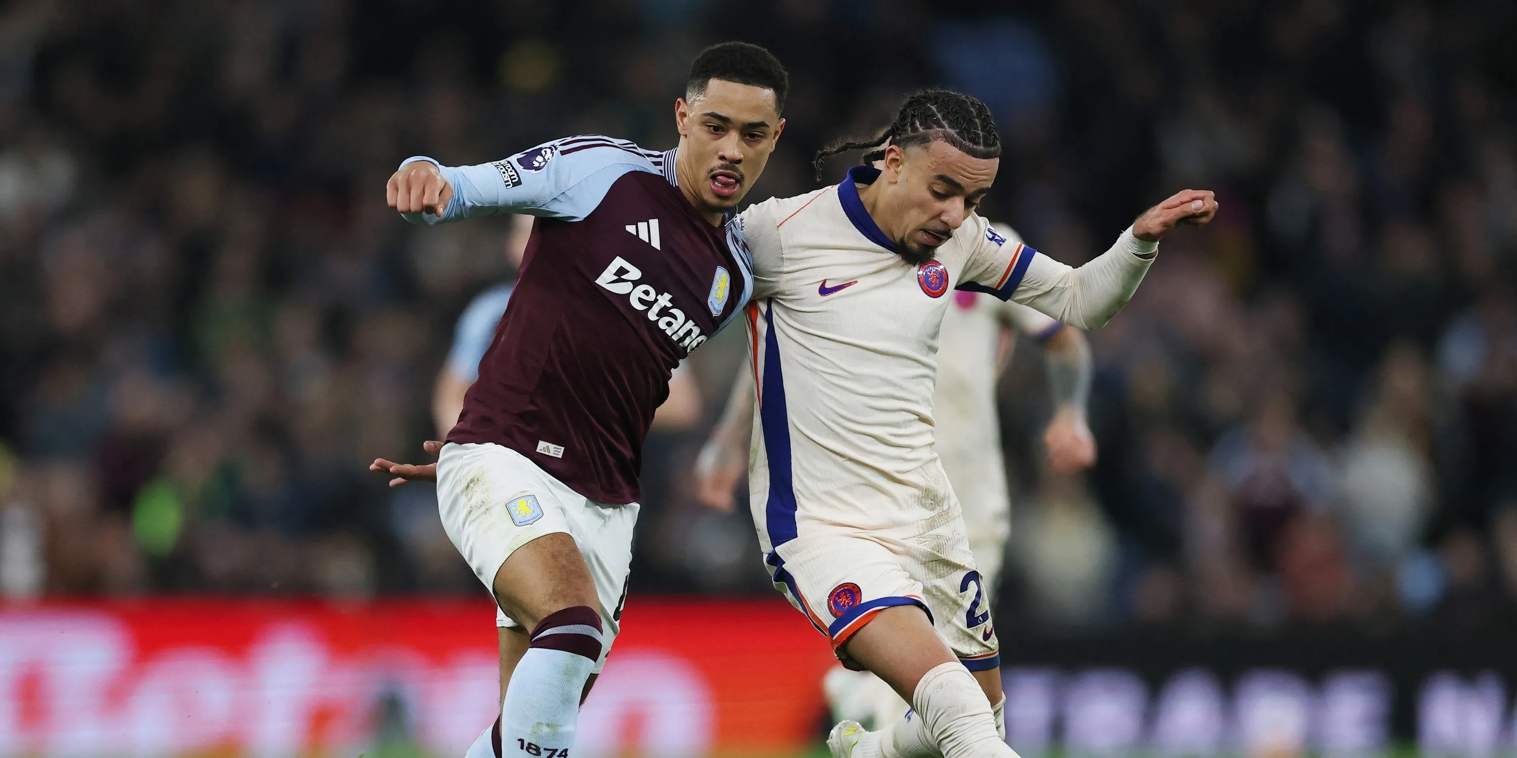 Jacob Ramsey, cầu thủ của Aston Villa, trên sân đấu.
