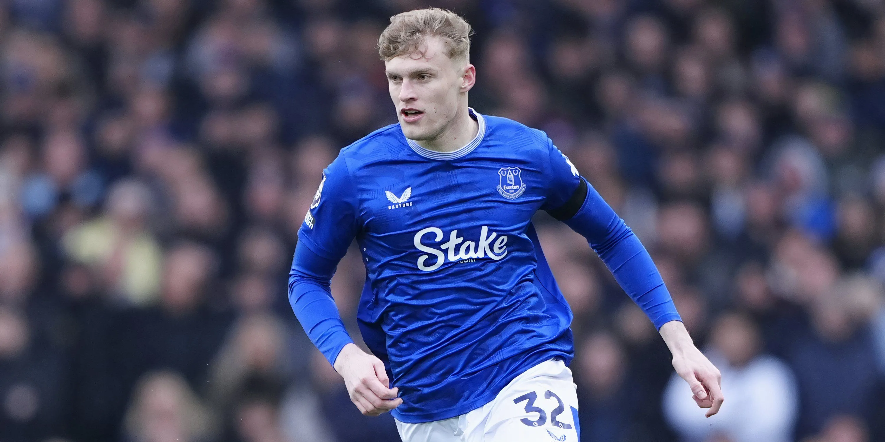 Jarrad Branthwaite thi đấu cho Everton