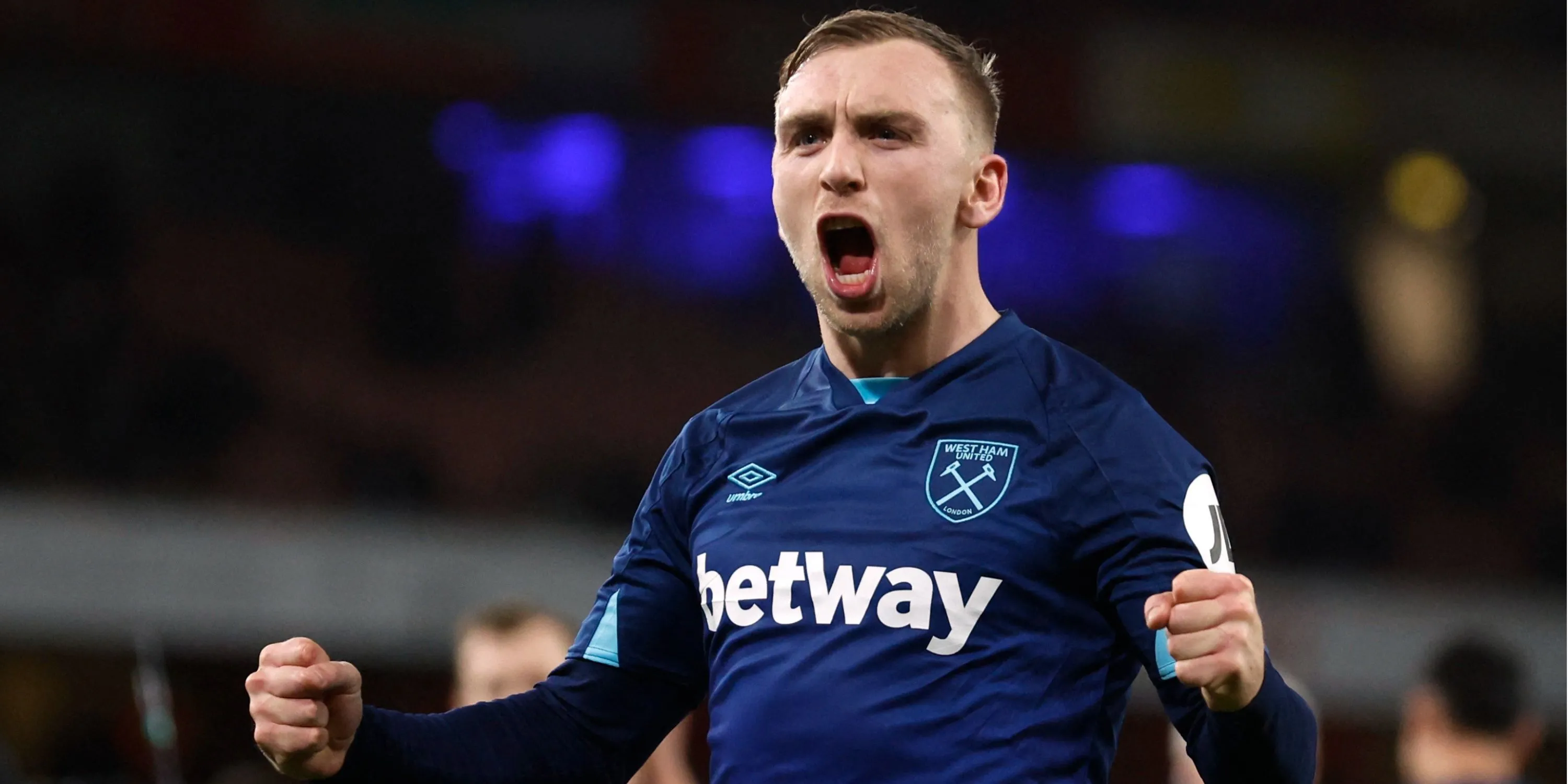 Jarrod Bowen trong màu áo West Ham đối đầu với Wilfried Gnonto.