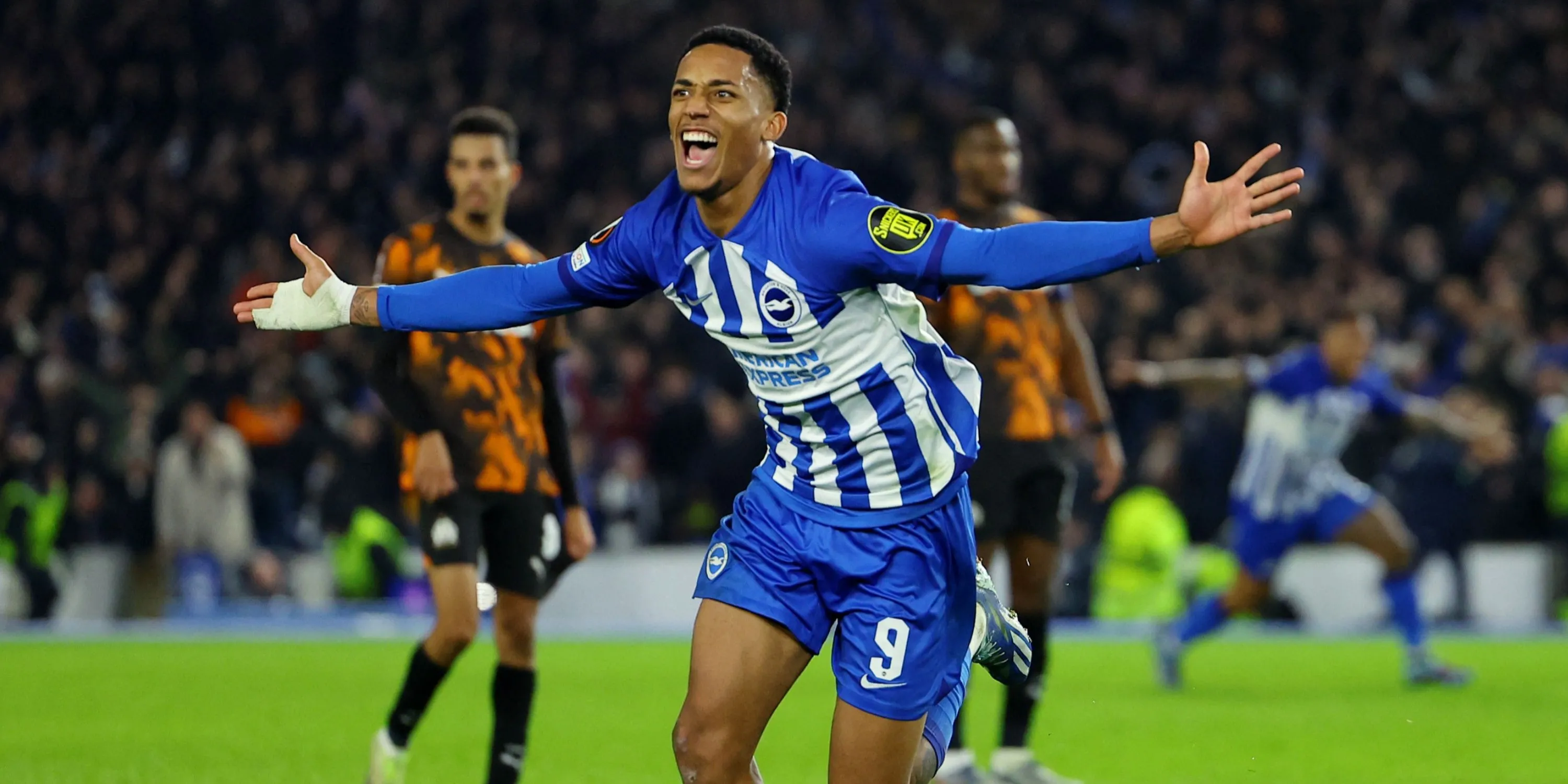 João Pedro ăn mừng bàn thắng trong trận Brighton gặp Marseille tại Europa League