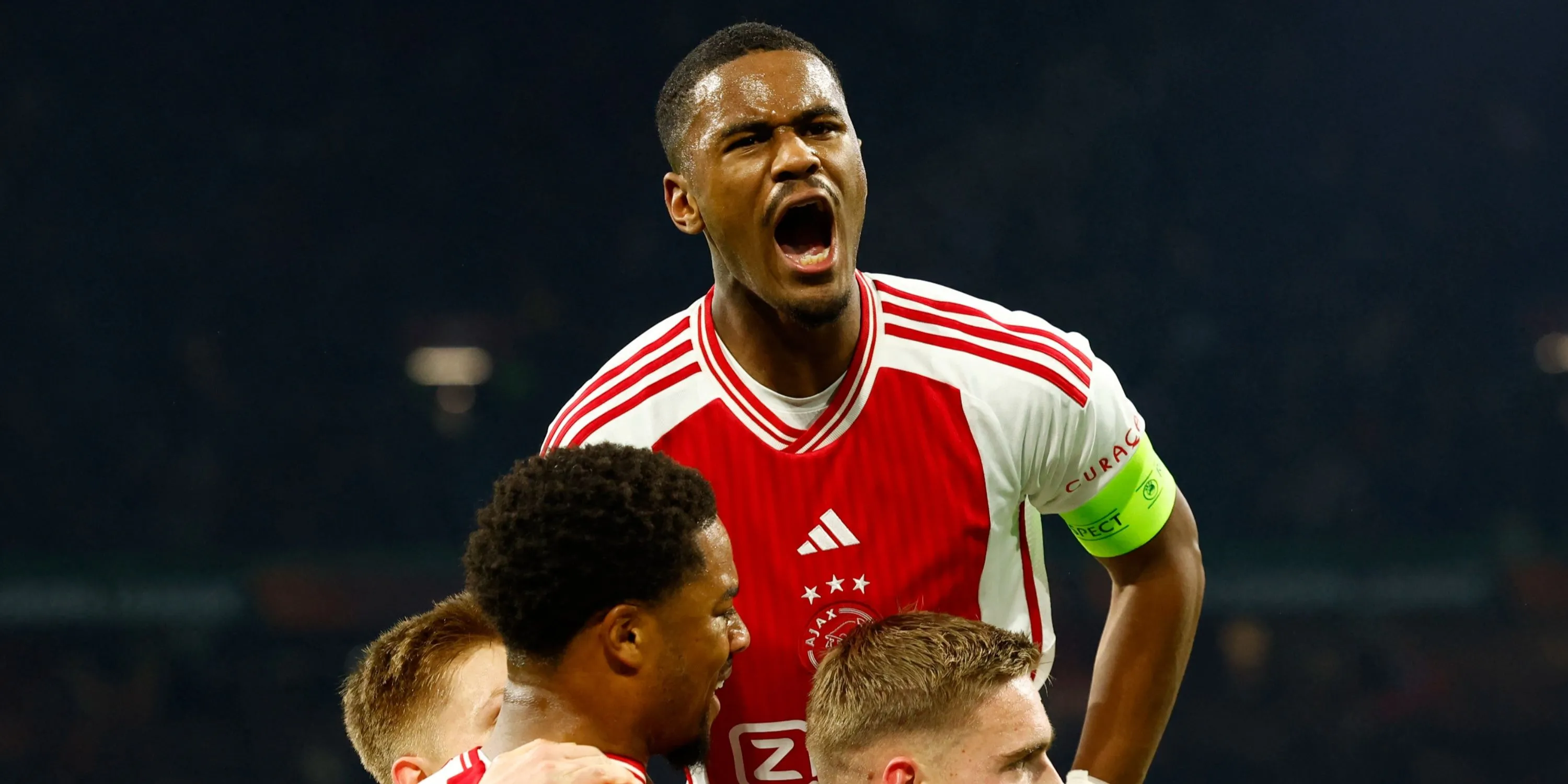 Jorrel Hato (Ajax) tranh chấp bóng với cầu thủ Arsenal