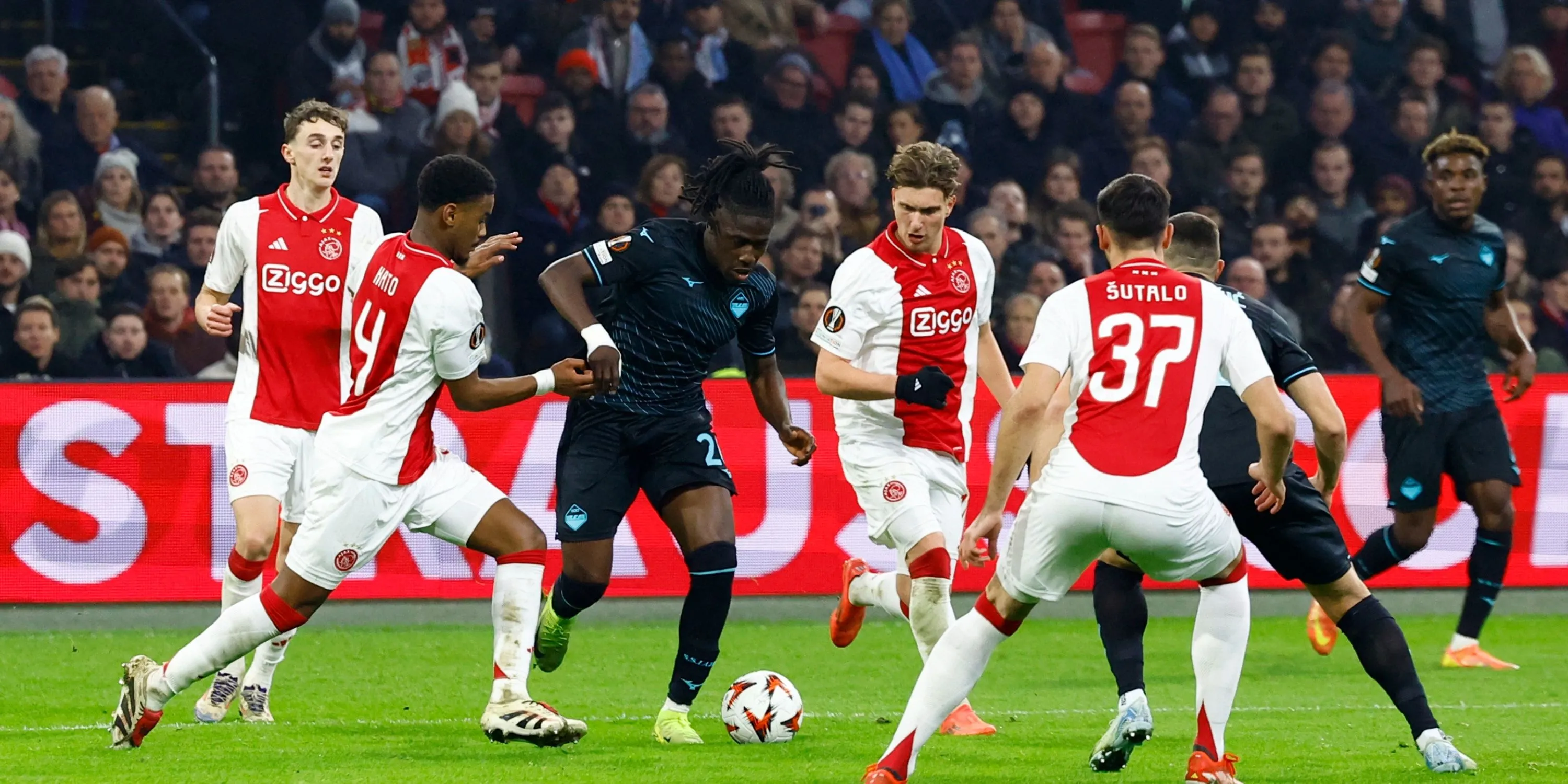 Jorrel Hato của Ajax trong một buổi tập