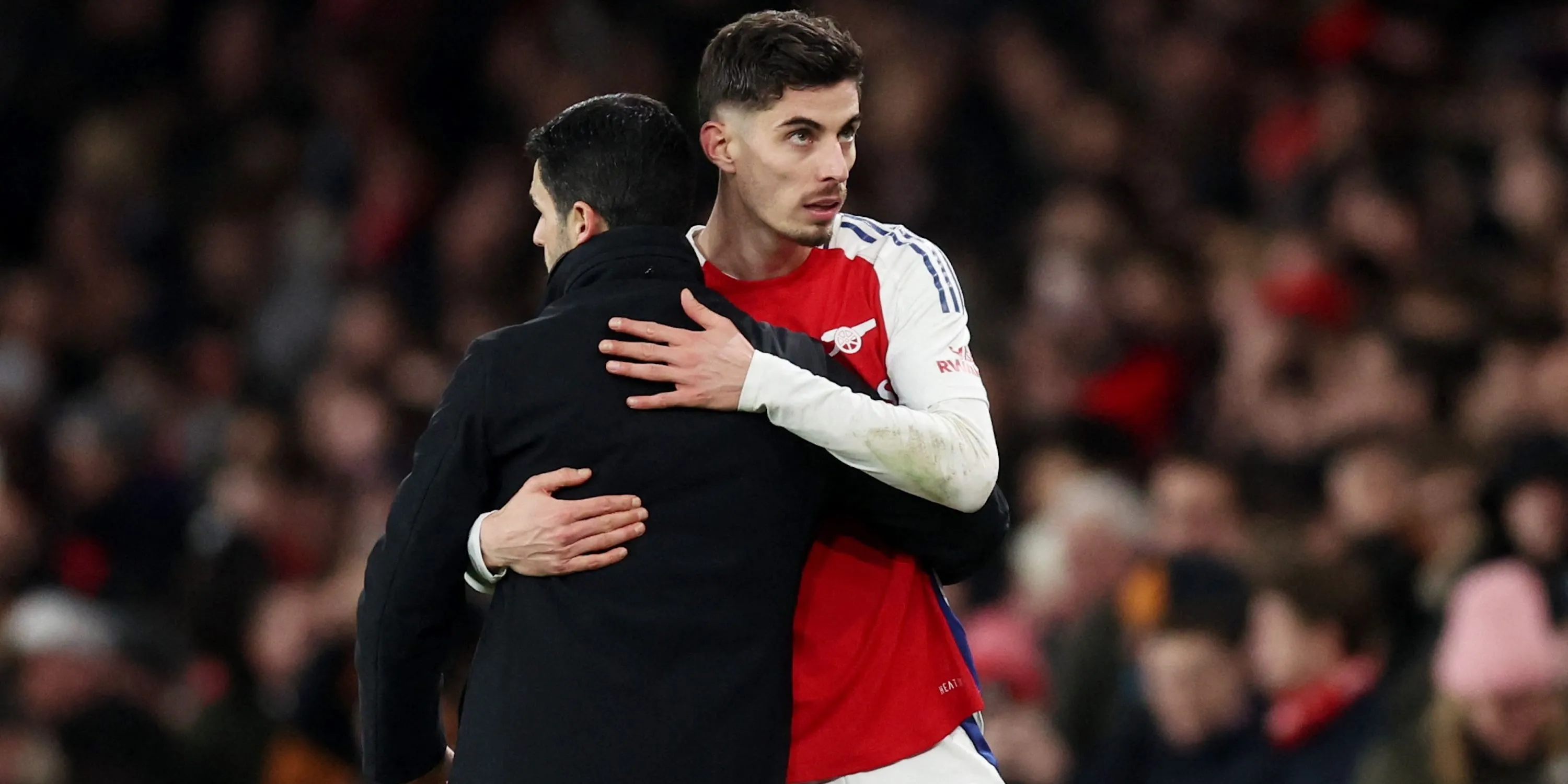 Kai Havertz và HLV Mikel Arteta trên sân