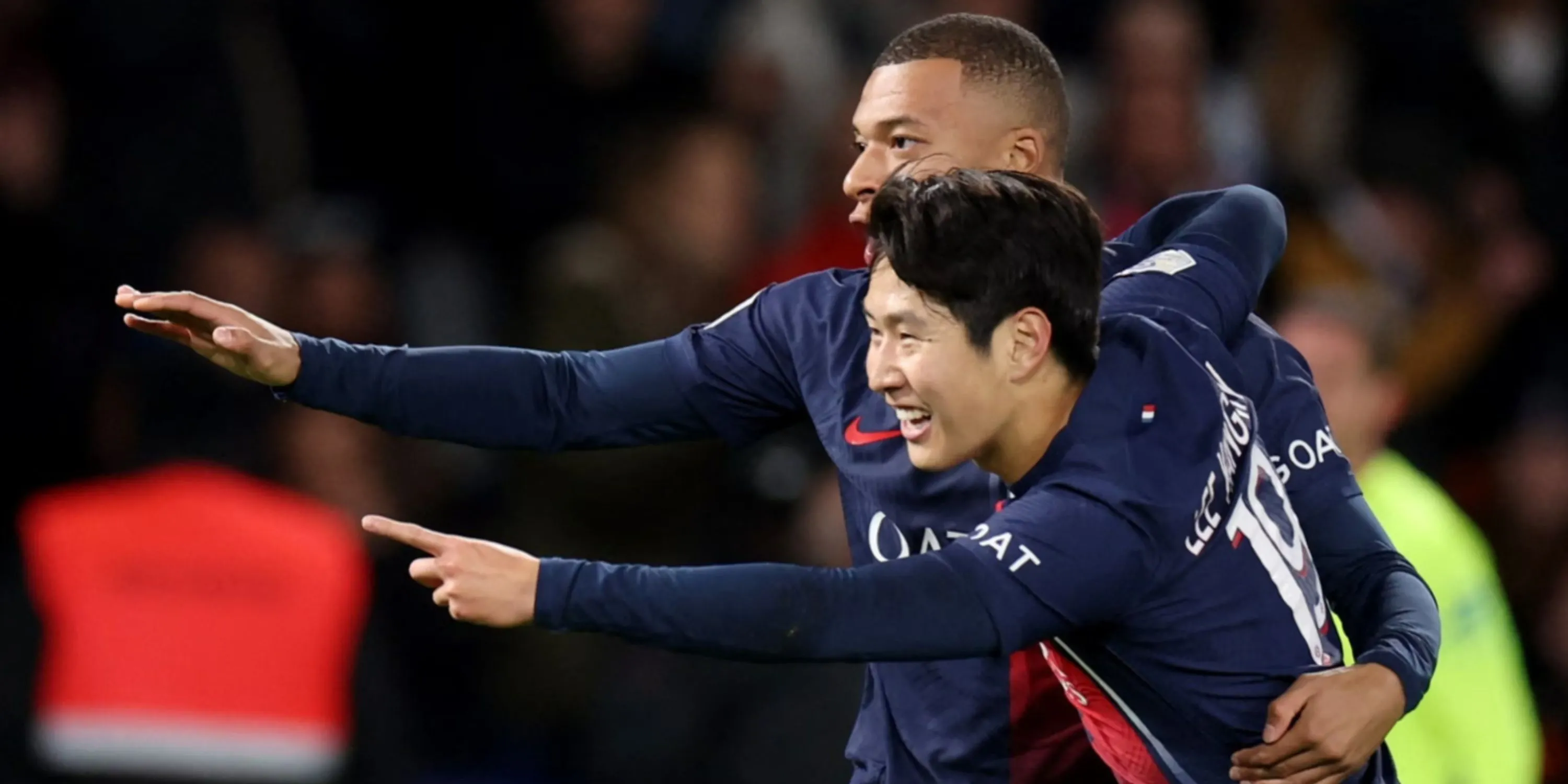 Lee Kang-in (trái) cùng đồng đội Kylian Mbappe tại PSG