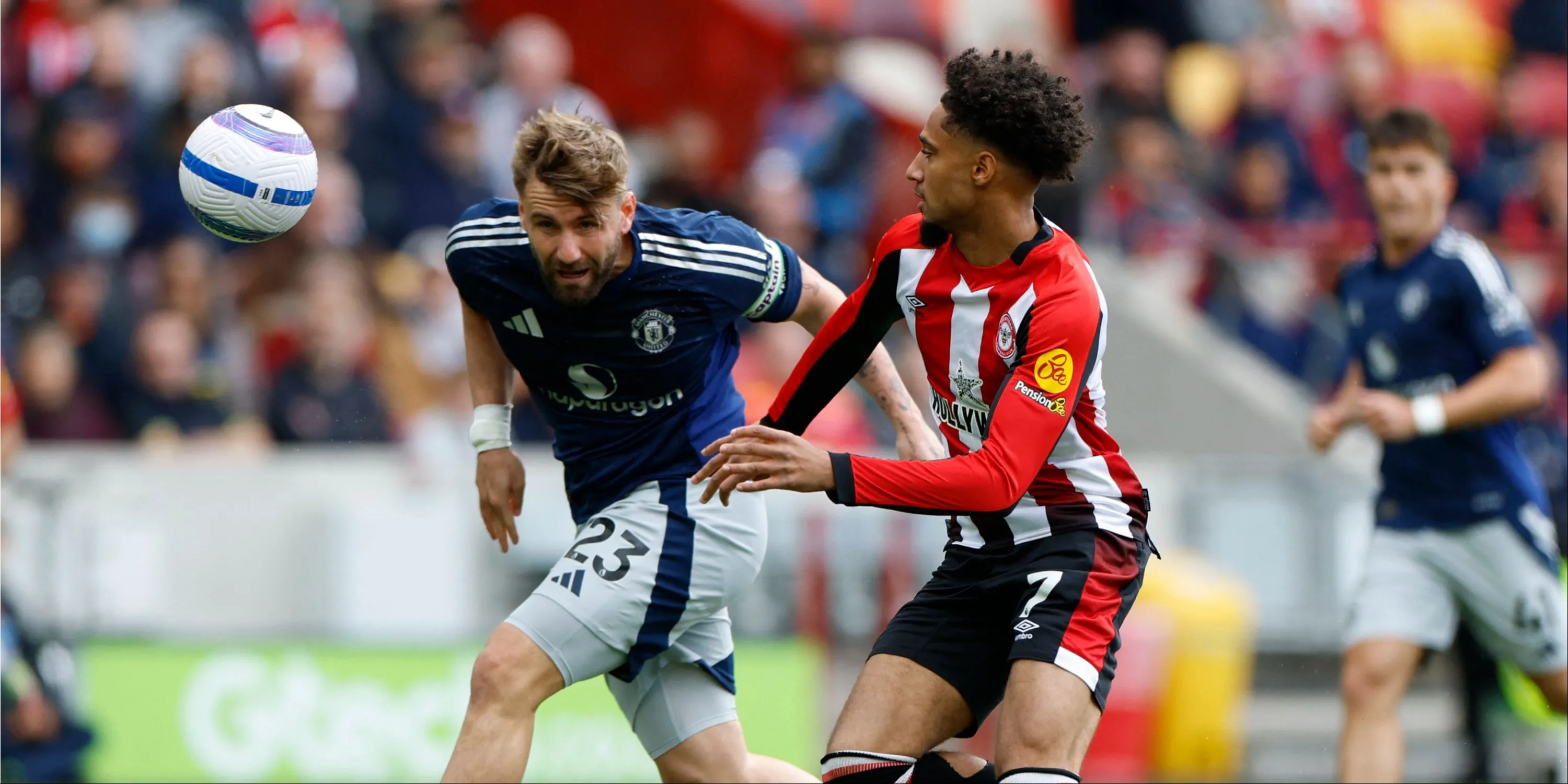 Luke Shaw bất lực trong pha tranh chấp với Kevin Schade của Brentford