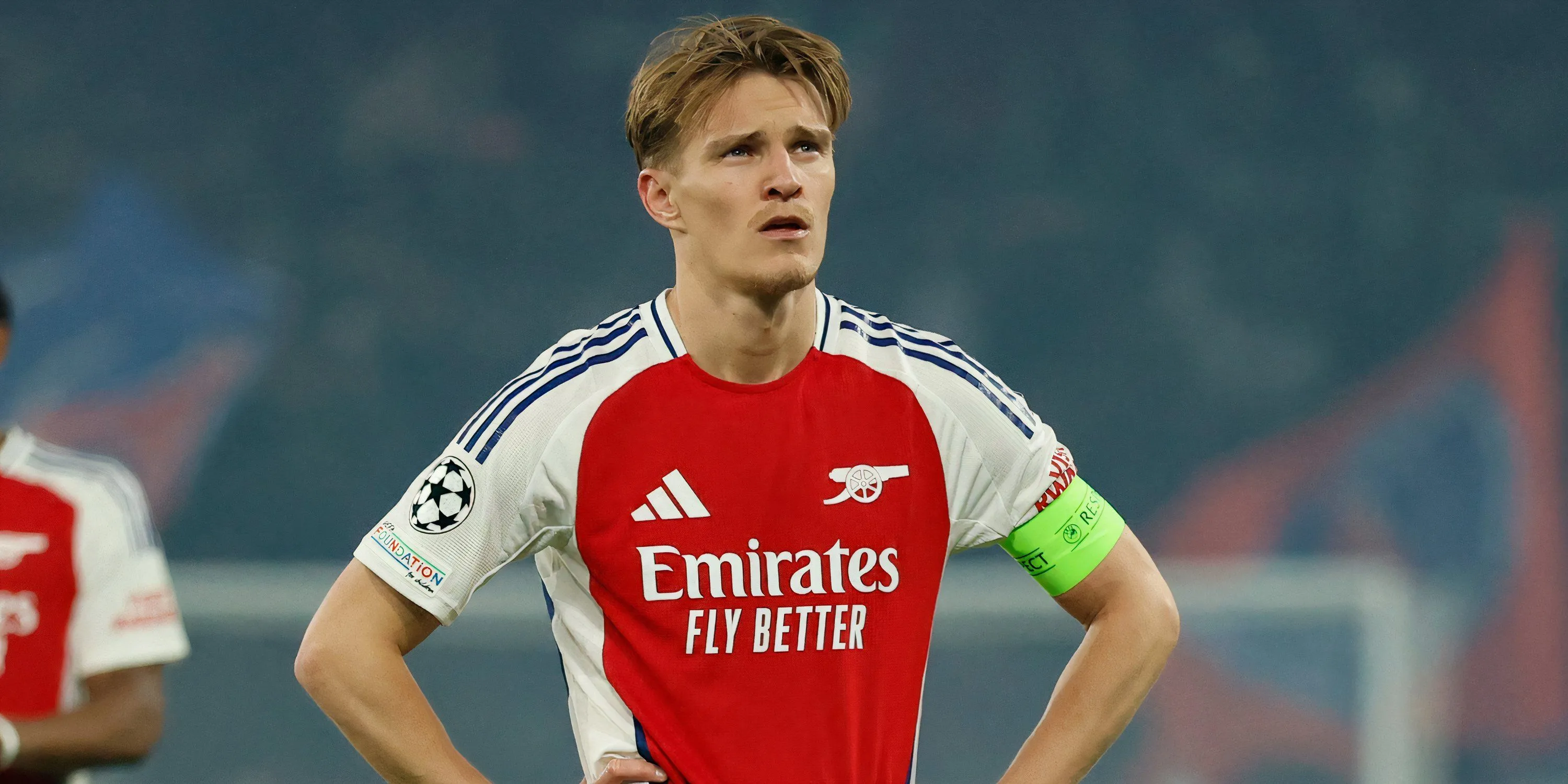 Martin Ødegaard thi đấu cho Arsenal tại Champions League, thể hiện sự thất vọng