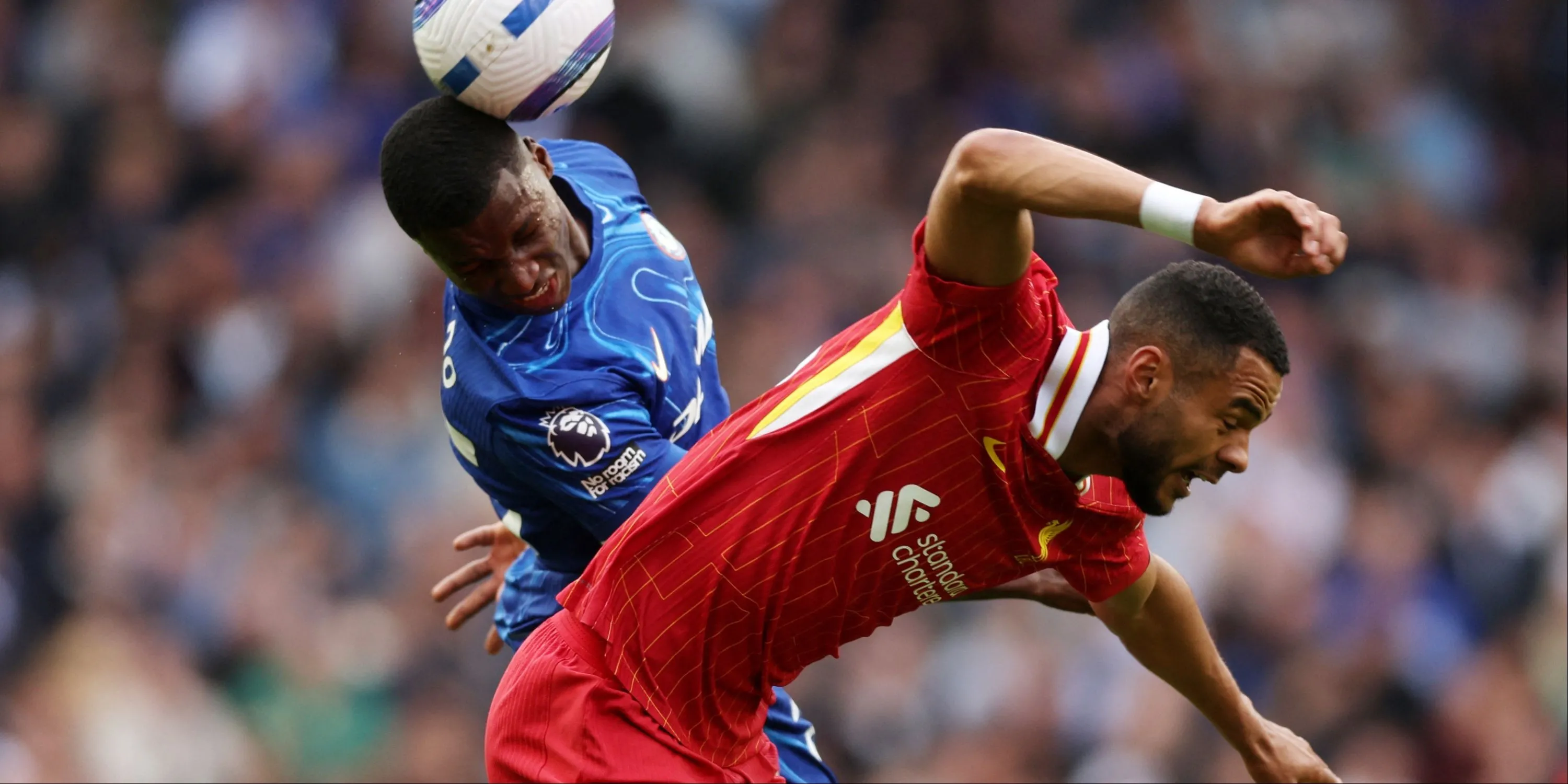 Moises Caicedo tranh chấp bóng quyết liệt với Cody Gakpo của Liverpool