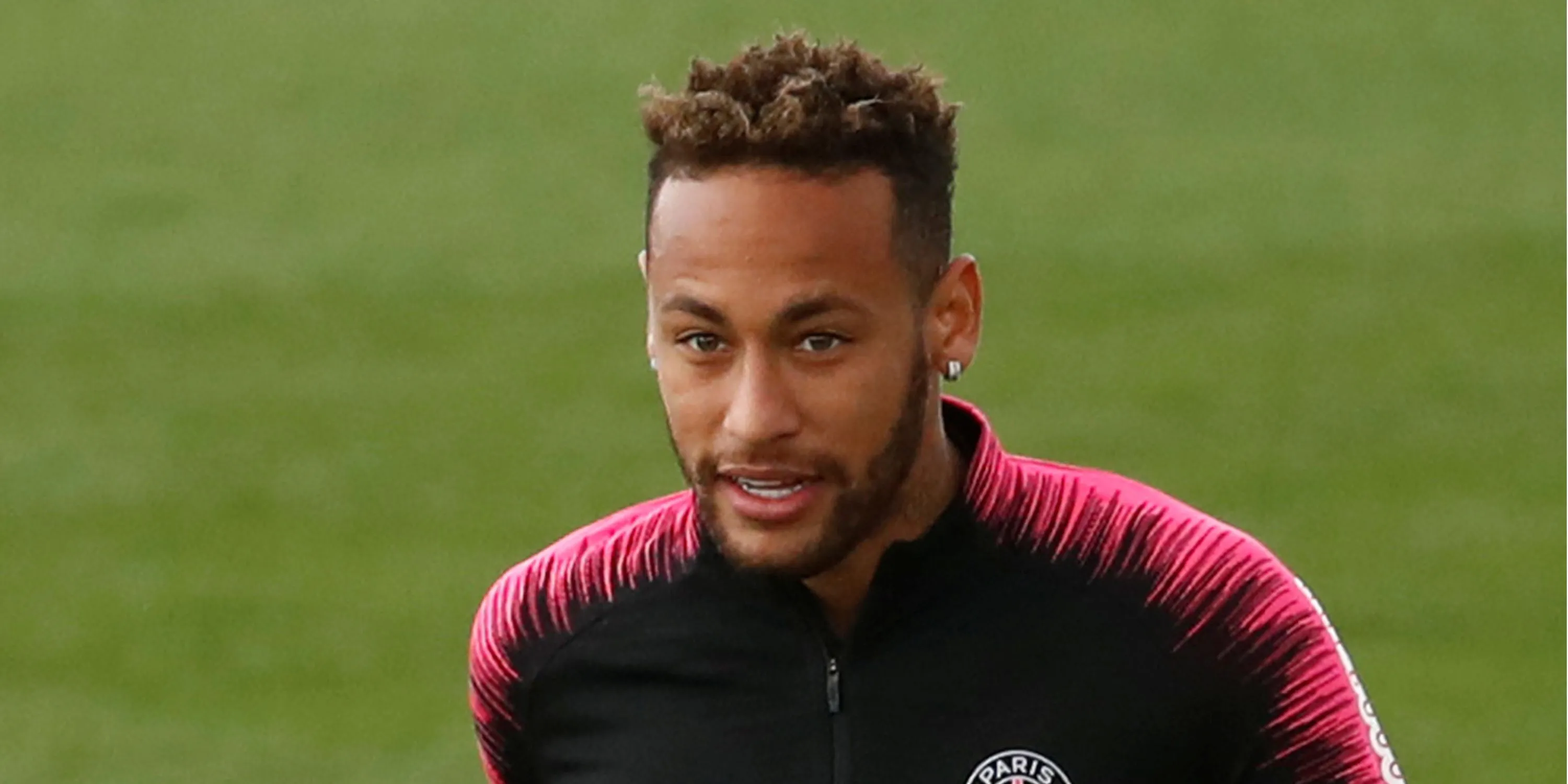 Neymar Jr. phô diễn kỹ thuật cá nhân điêu luyện trên sân cỏ