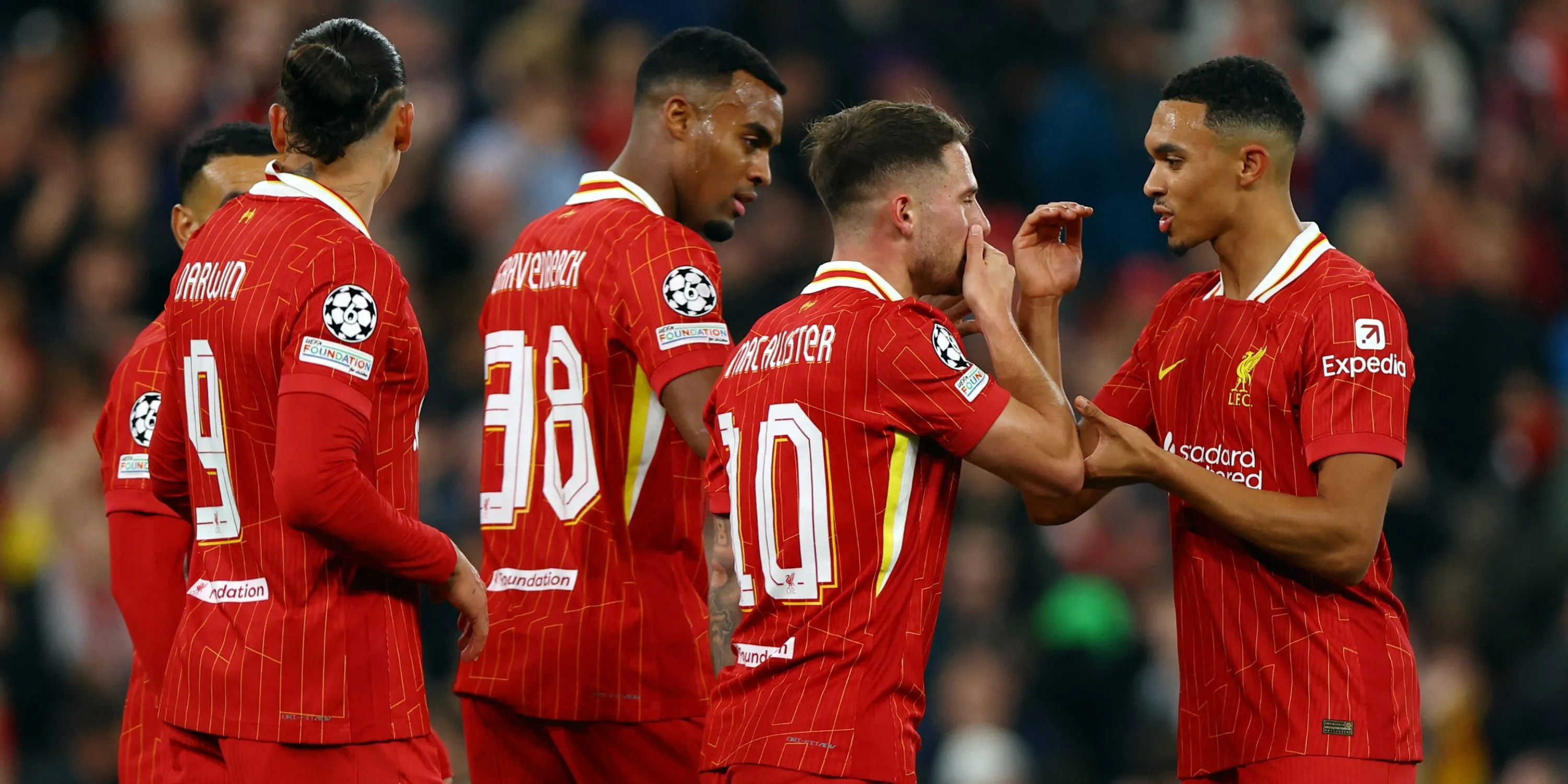 Ryan Gravenberch đi bóng cho Liverpool