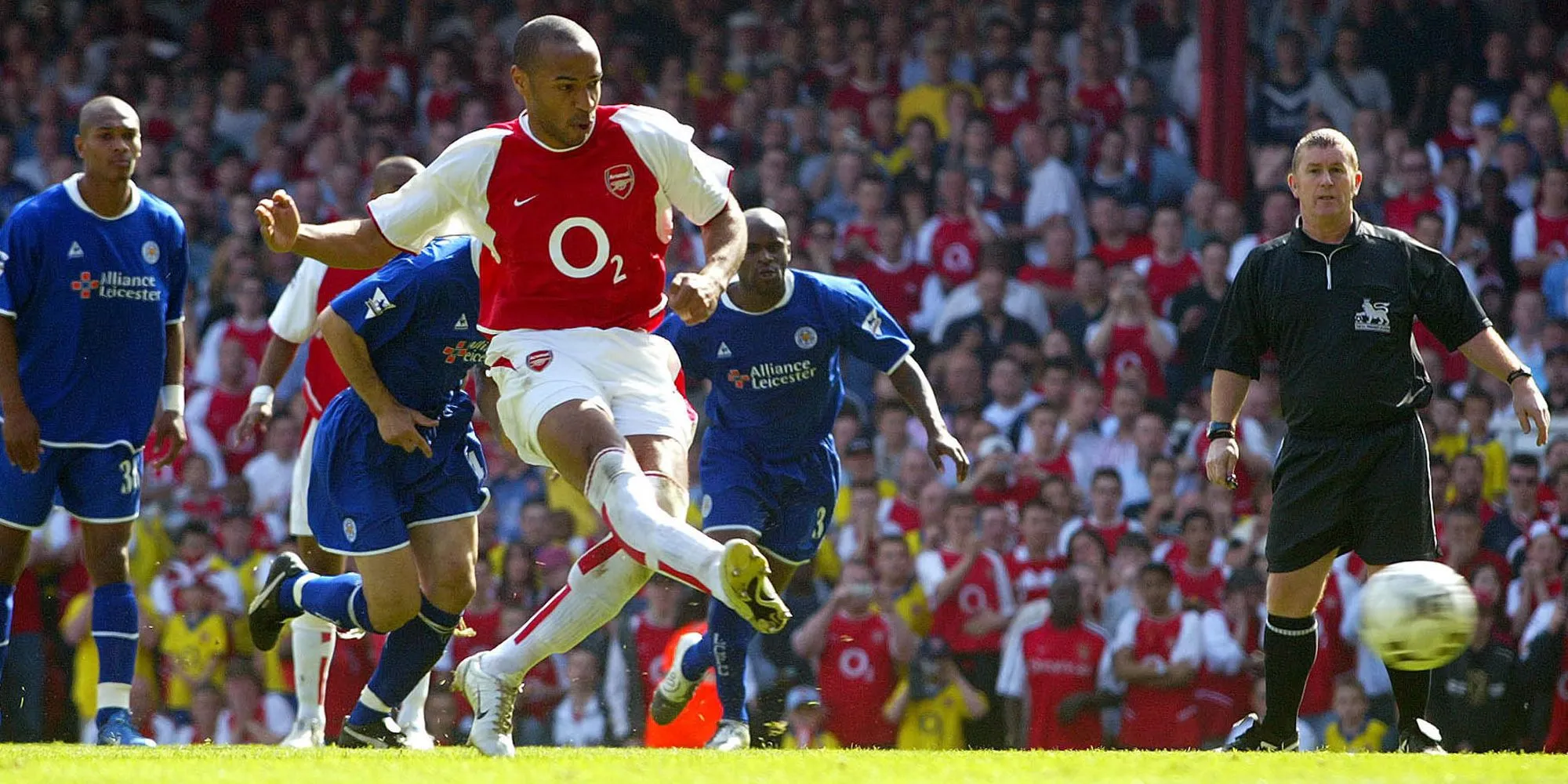 Thierry Henry lạnh lùng trên chấm phạt đền cho Arsenal