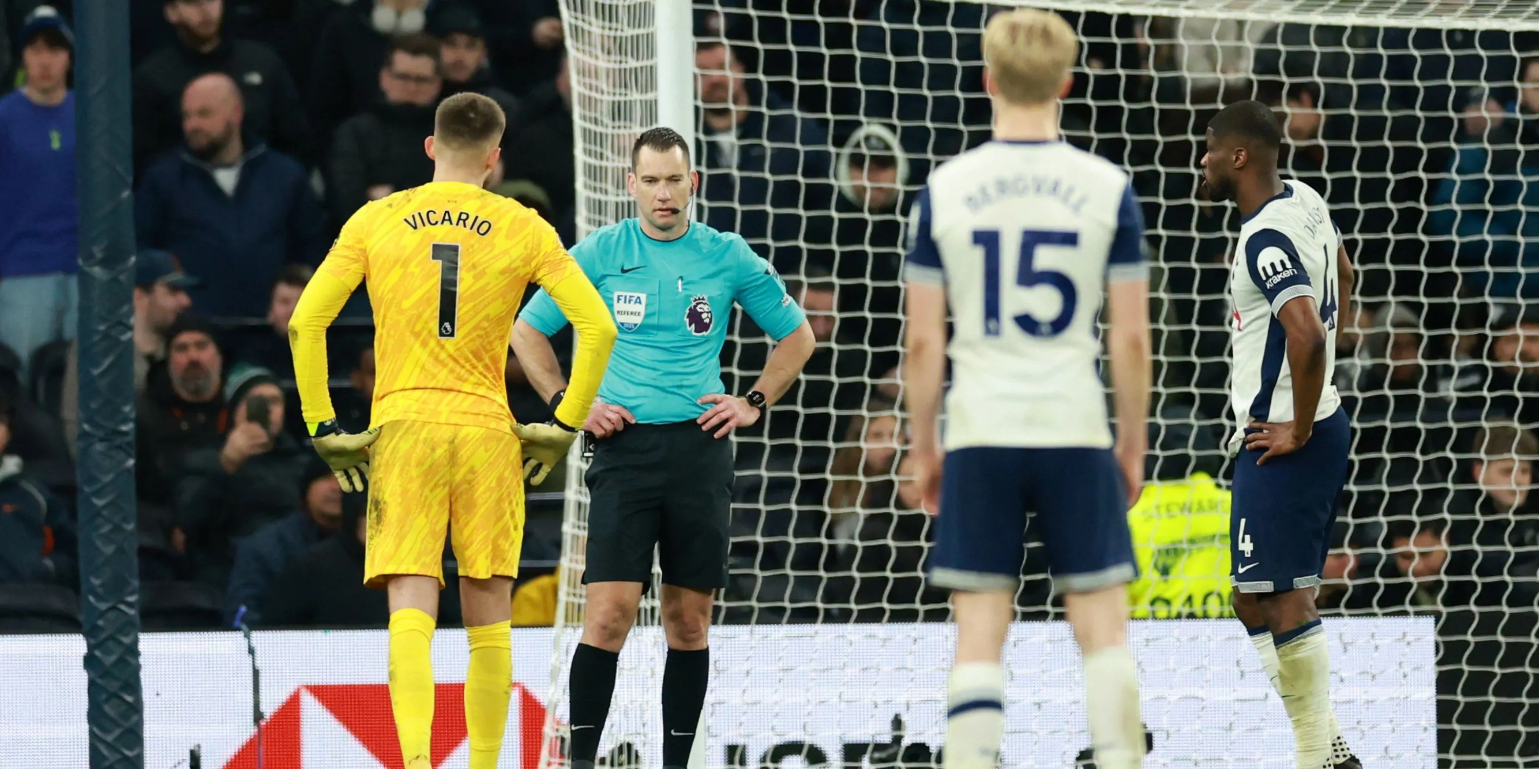 Thủ môn Guglielmo Vicario của Spurs trong trận đấu