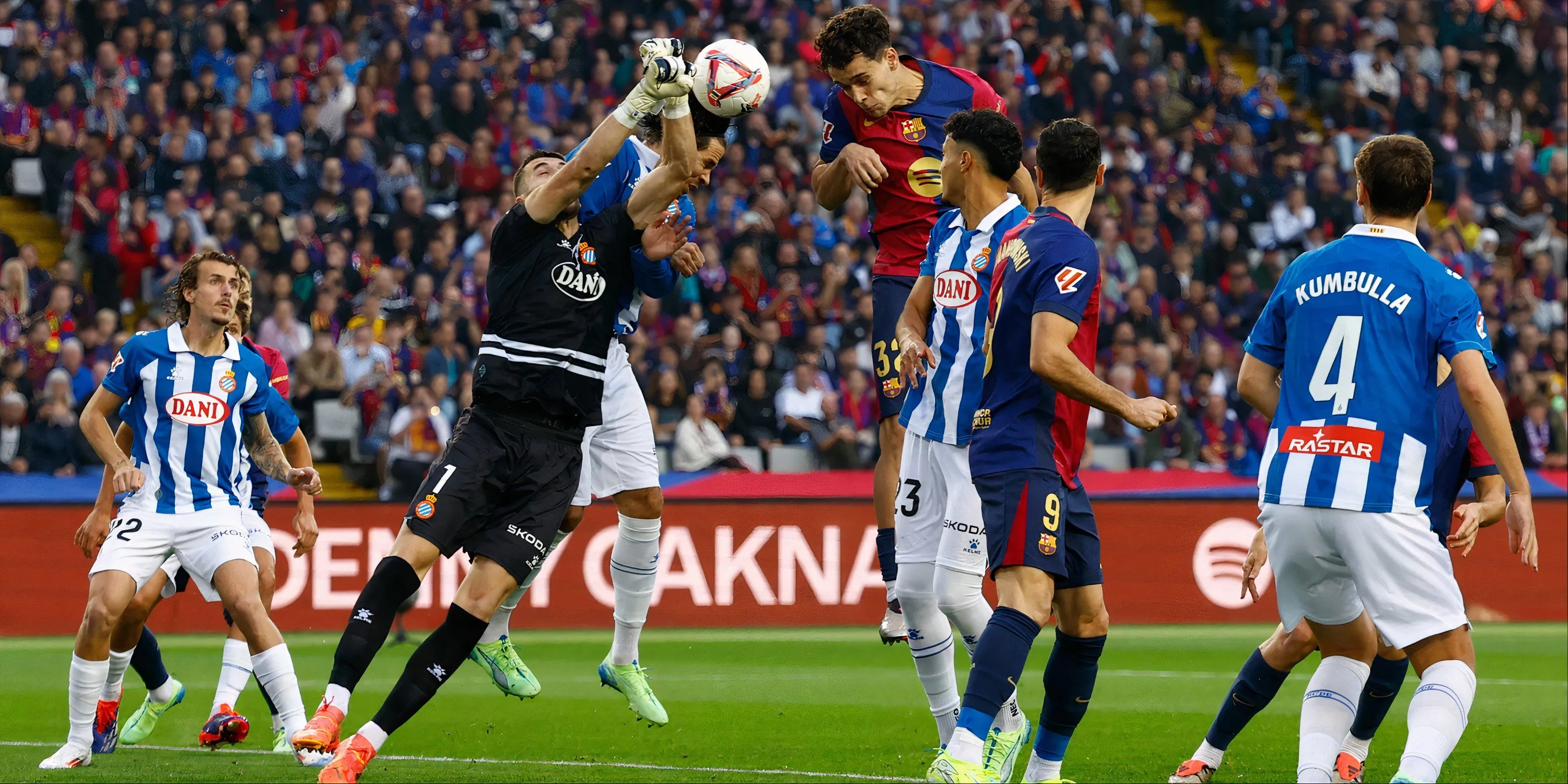 Thủ môn Joan Garcia của Espanyol đang là mục tiêu của Arsenal